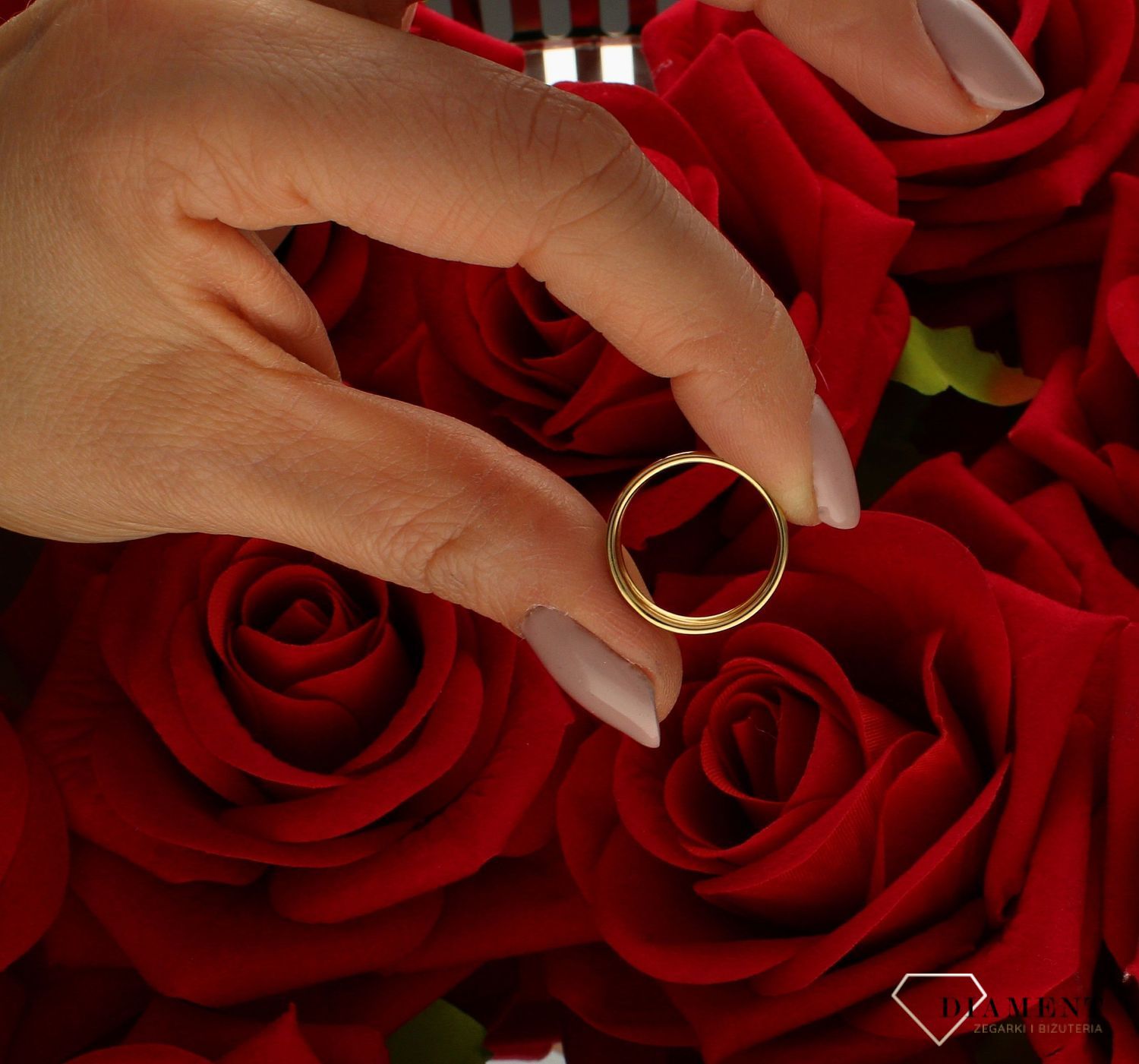 Złoty pierścionek 585 obrączka z białym złotem rozmiar 10 DIA-PRS-9229-585 to złoty damski pierścionek wykonany z wysokiej próby złota 585. Idealne grawerowanie z białego złota  nadają pierścionkowi nowoczesnego wyglądu (4).jpg