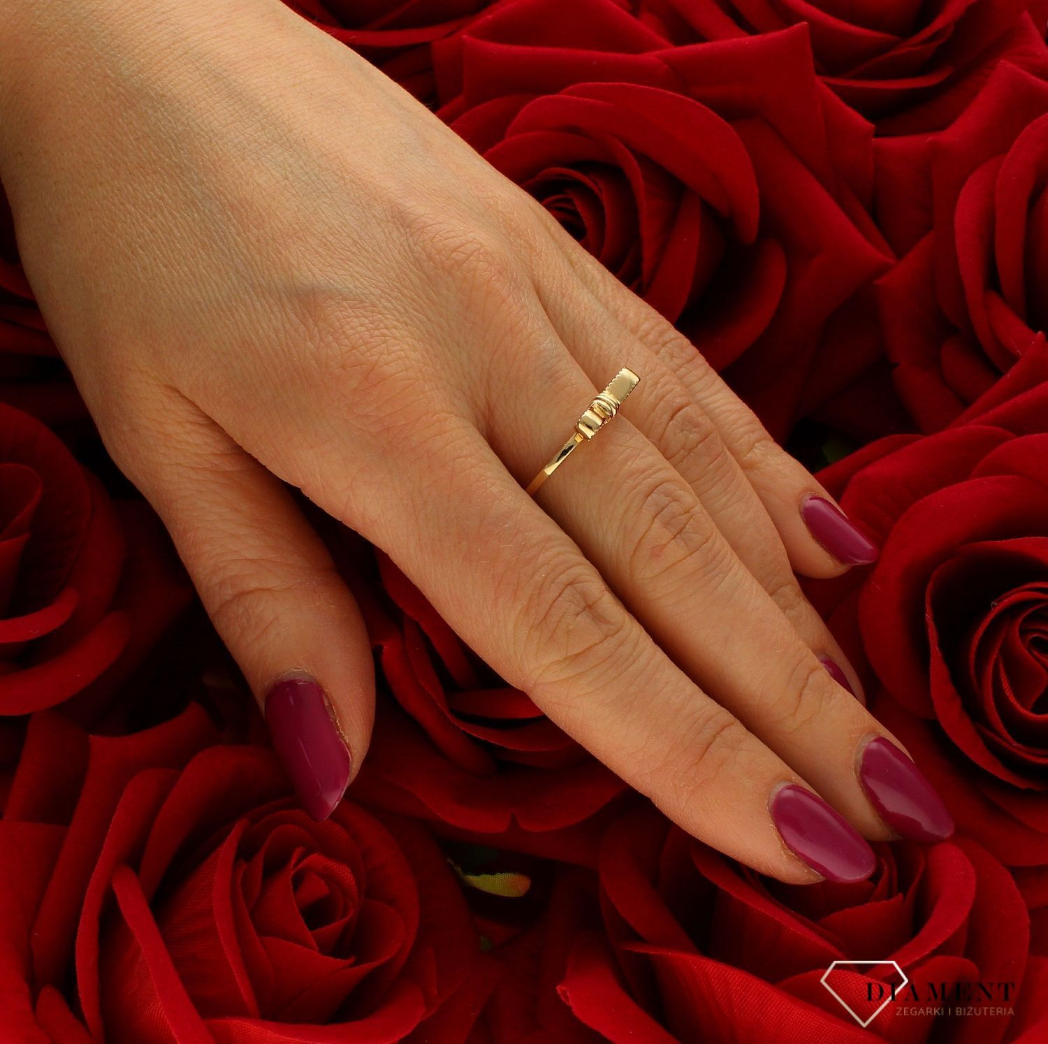 Złoty pierścionek 585 kokardka rozmiar 13 DIA-PRS-9230-585 to złoty damski pierścionek wykonany z wysokiej próby złota 585. Wzór (2).jpg