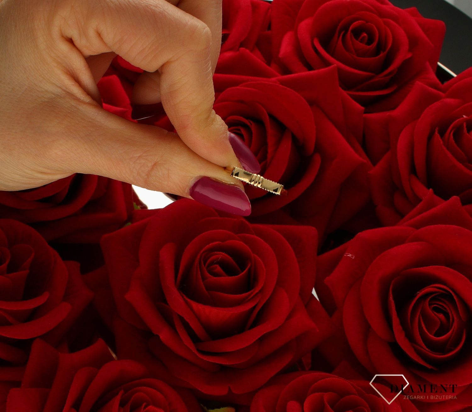 Złoty pierścionek 585 kokardka rozmiar 13 DIA-PRS-9230-585 to złoty damski pierścionek wykonany z wysokiej próby złota 585. Wzór (2).jpg