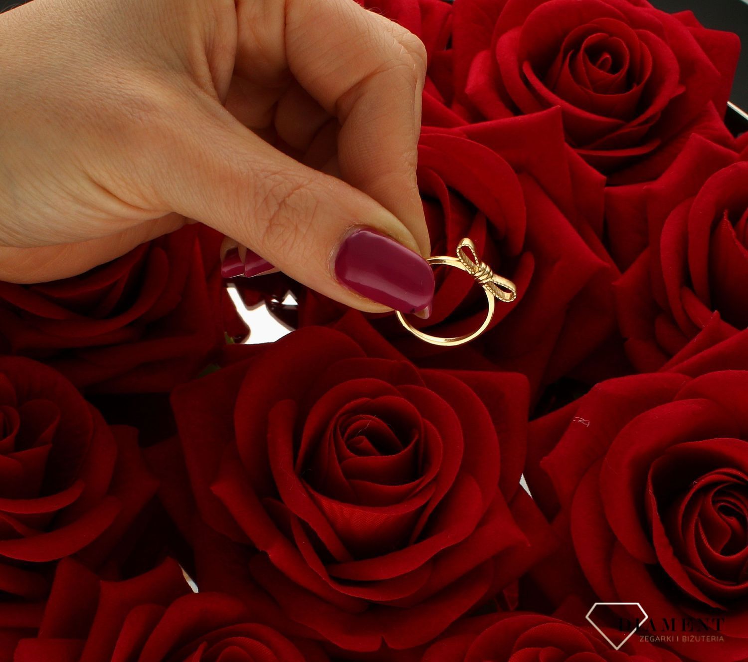 Złoty pierścionek 585 kokardka rozmiar 13 DIA-PRS-9230-585 to złoty damski pierścionek wykonany z wysokiej próby złota 585. Wzór (2).jpg