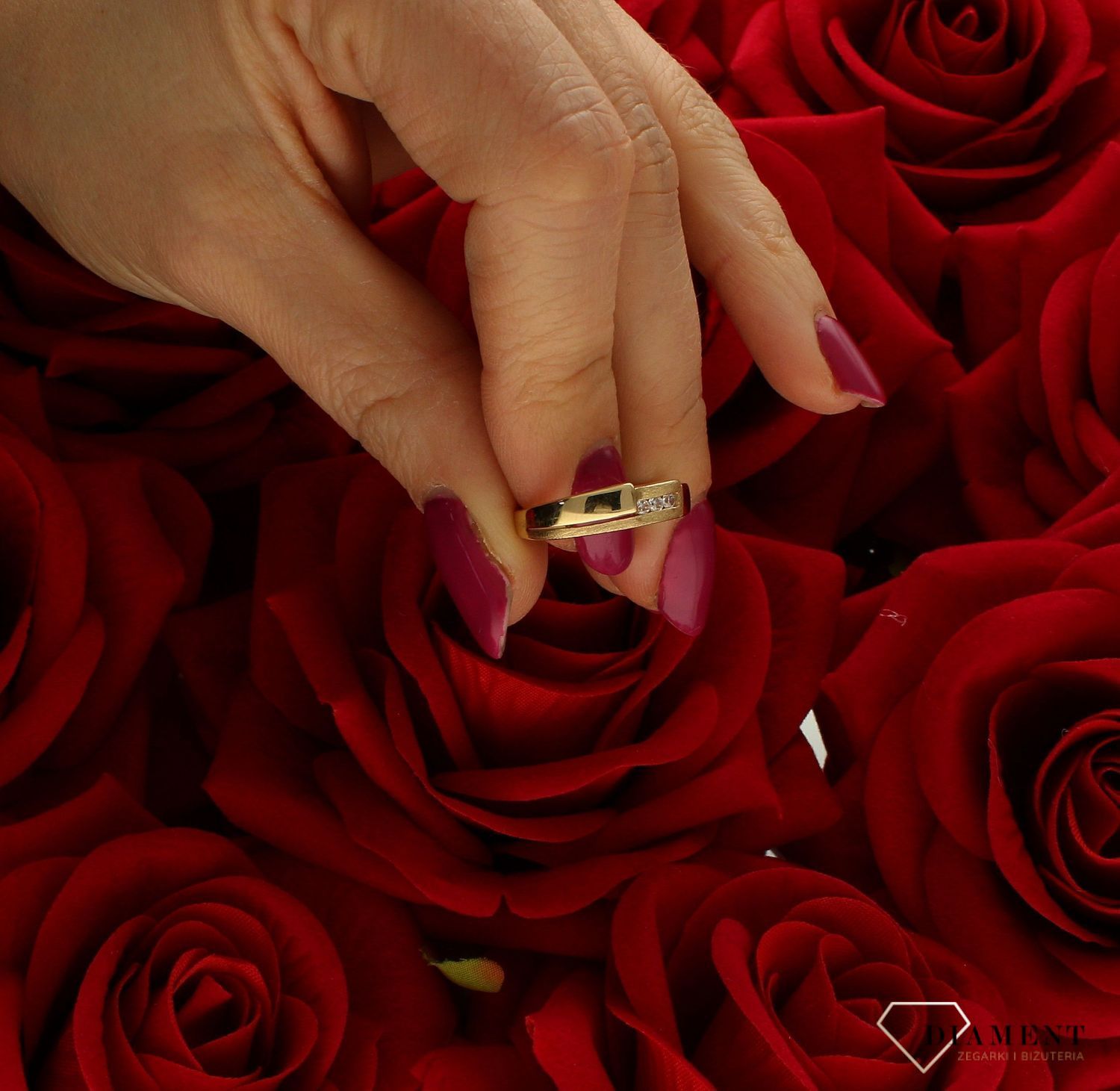 Złoty pierścionek damski nowoczesny wzór rozmiar 11 DIA-PRS-9232-585 to złoty damski pierścionek wykonany z wysokiej próby złota 585. Idealna biała cyrkonia we wzorze zaręczynowym nadają pierścionkowi nowoczesnego wyglądu (1).jpg