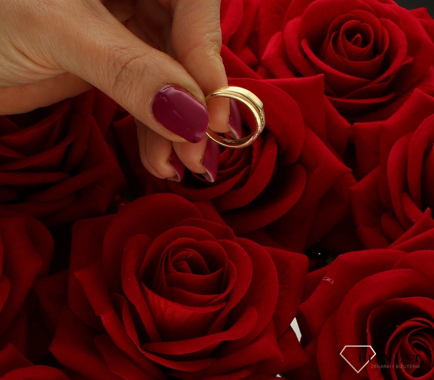 Złoty pierścionek damski nowoczesny wzór rozmiar 11 DIA-PRS-9232-585 to złoty damski pierścionek wykonany z wysokiej próby złota 585. Idealna biała cyrkonia we wzorze zaręczynowym nadają pierścionkowi nowoczesnego wyglądu (1).jpg