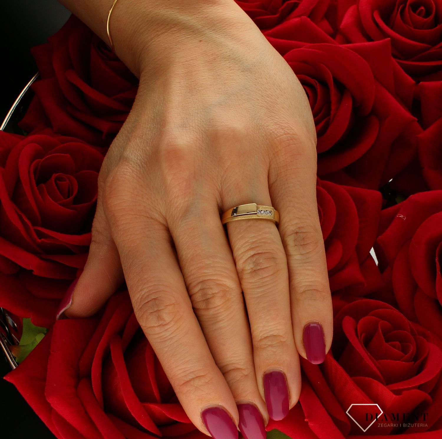 Złoty pierścionek damski nowoczesny wzór rozmiar 11 DIA-PRS-9232-585 to złoty damski pierścionek wykonany z wysokiej próby złota 585. Idealna biała cyrkonia we wzorze zaręczynowym nadają pierścionkowi nowoczesnego wyglądu (1).jpg