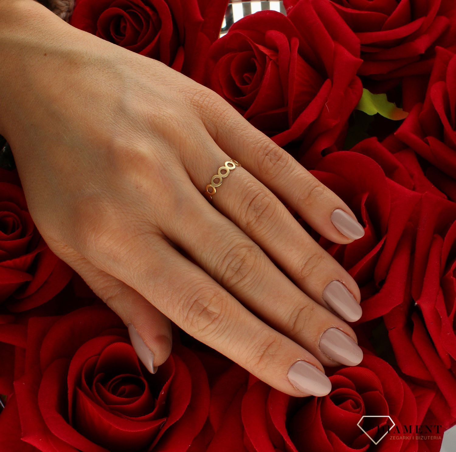 Złoty pierścionek 585 wzór kółeczek rozmiar 12 DIA-PRS-9233-585 to złoty damski pierścionek wykonany z wysokiej próby złota 585. Wzór kółeczek w obrączce nadaje pierścionkowi nowoczesnego wyglądu.  (4).jpg