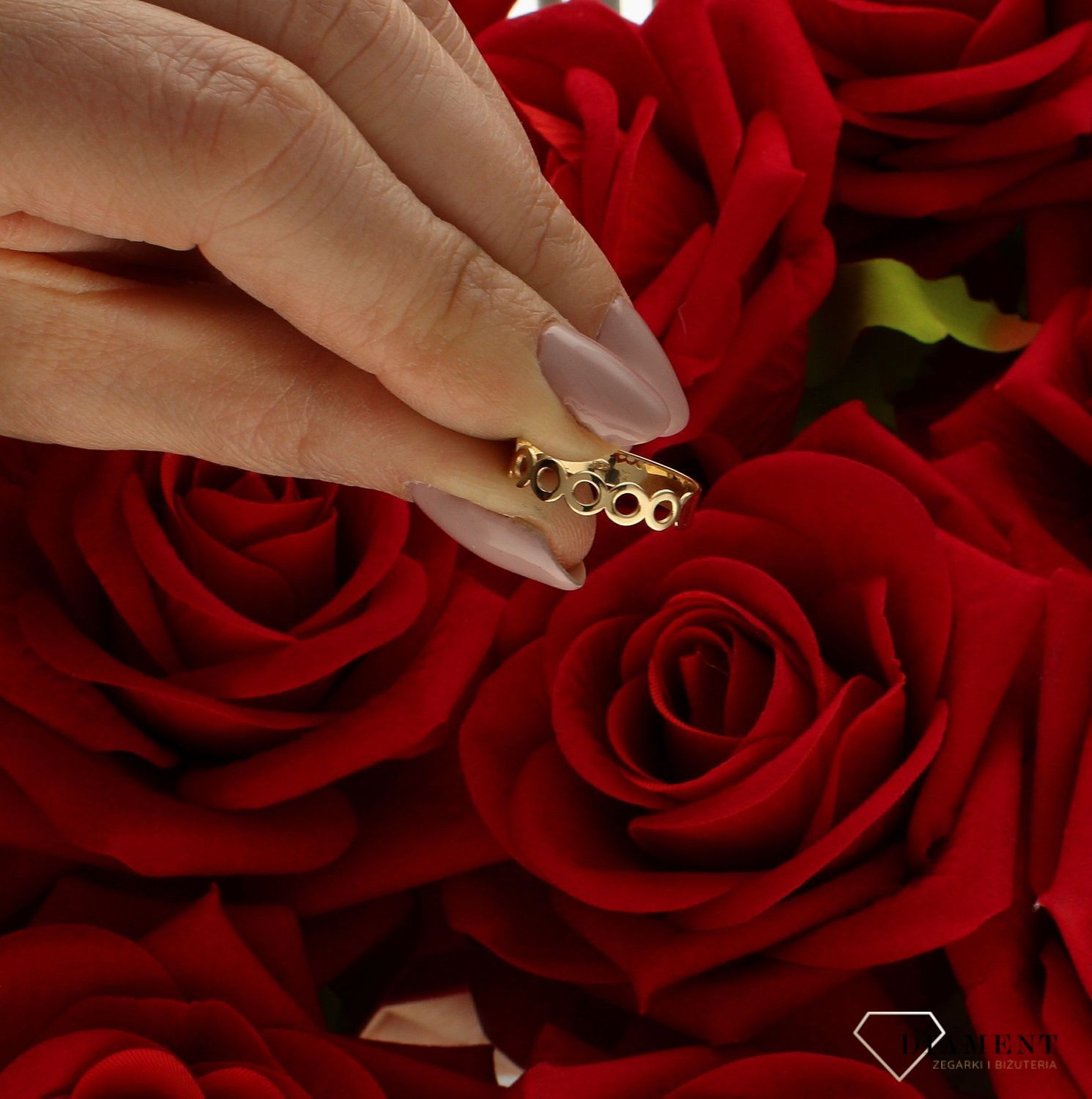 Złoty pierścionek 585 wzór kółeczek rozmiar 12 DIA-PRS-9233-585 to złoty damski pierścionek wykonany z wysokiej próby złota 585. Wzór kółeczek w obrączce nadaje pierścionkowi nowoczesnego wyglądu.  (4).jpg