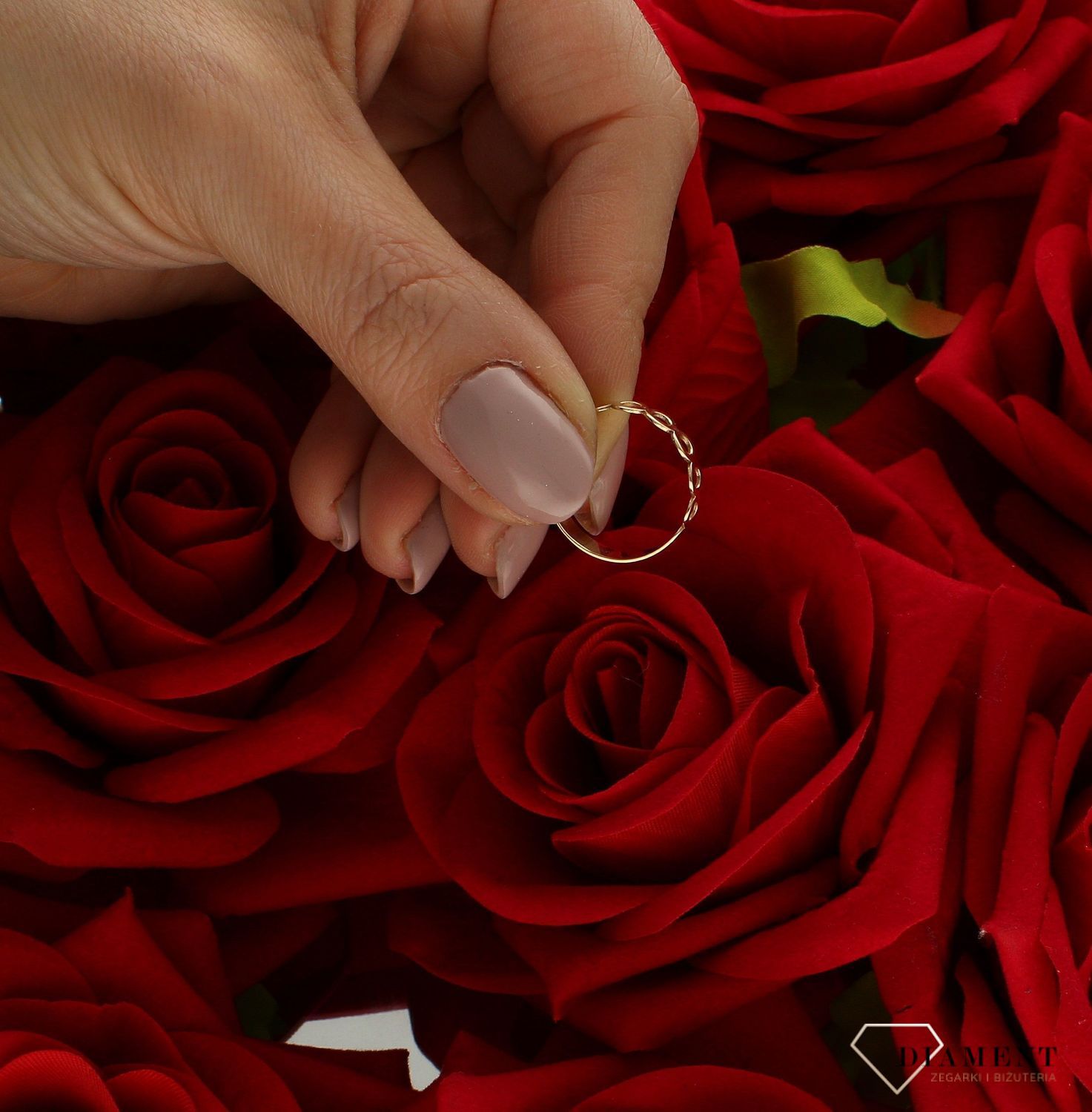 Złoty pierścionek 585 wzór kółeczek rozmiar 12 DIA-PRS-9233-585 to złoty damski pierścionek wykonany z wysokiej próby złota 585. Wzór kółeczek w obrączce nadaje pierścionkowi nowoczesnego wyglądu.  (4).jpg