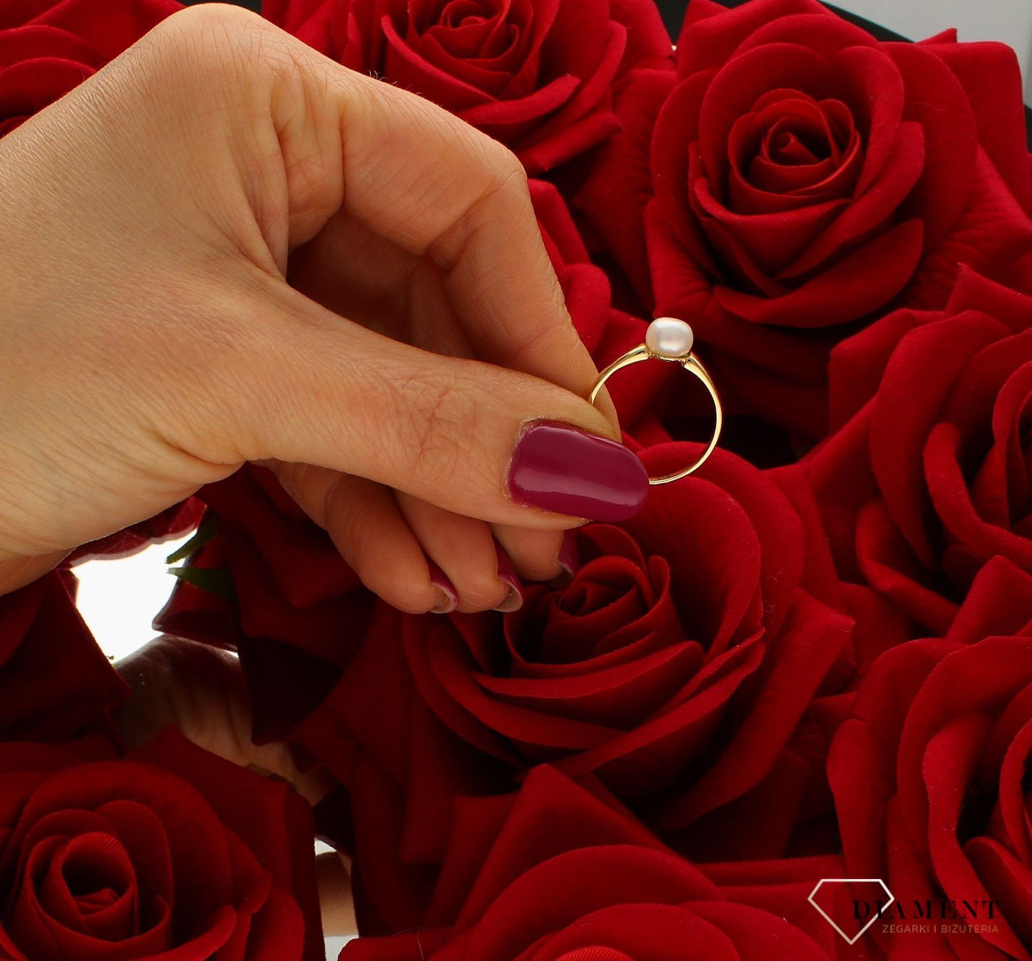 Złoty pierścionek 585 z perłą naturalną DIA-PRS-9234-585. Pierścionek został wykonany z wysokiej jakości złota próby 585. Waga pierścionka wynosi około 1,99 gram. Złoty pierścionek o nowoczesnej odsłonie świetnie się sprawdz (4).jpg