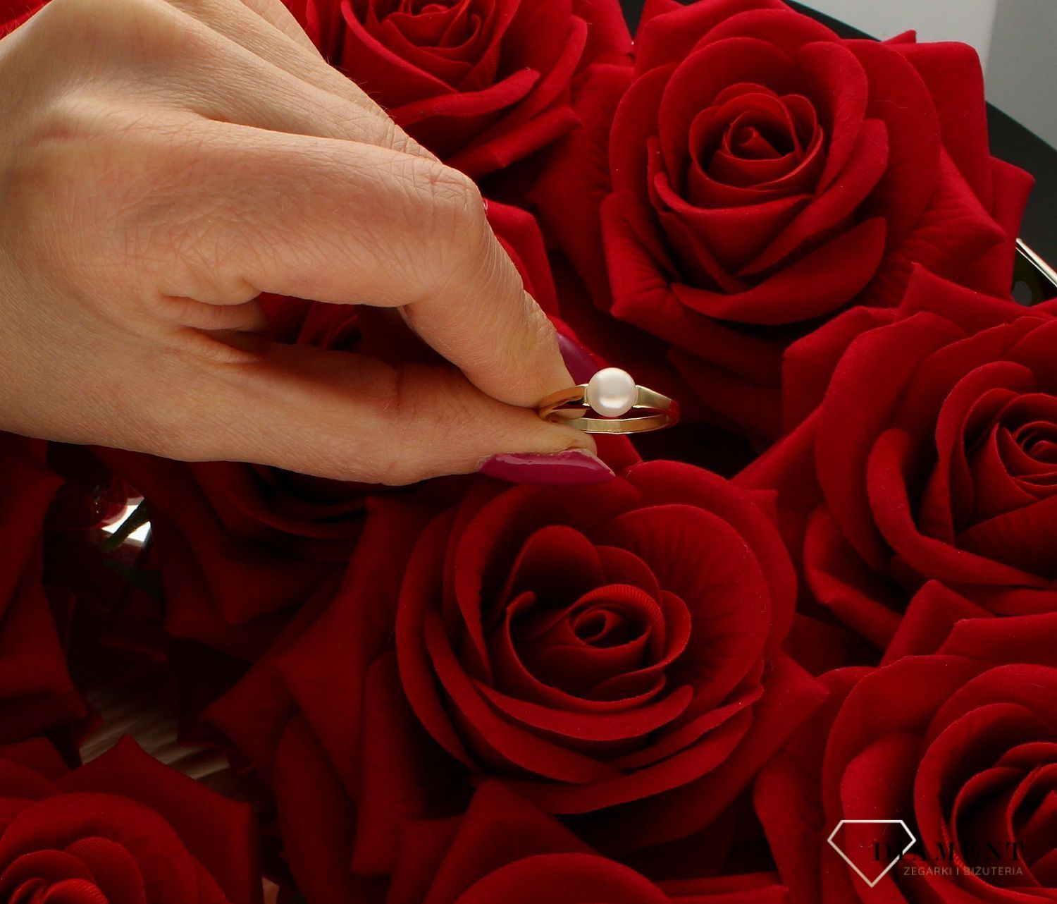 Złoty pierścionek 585 z perłą naturalną DIA-PRS-9234-585. Pierścionek został wykonany z wysokiej jakości złota próby 585. Waga pierścionka wynosi około 1,99 gram. Złoty pierścionek o nowoczesnej odsłonie świetnie się sprawdz (4).jpg