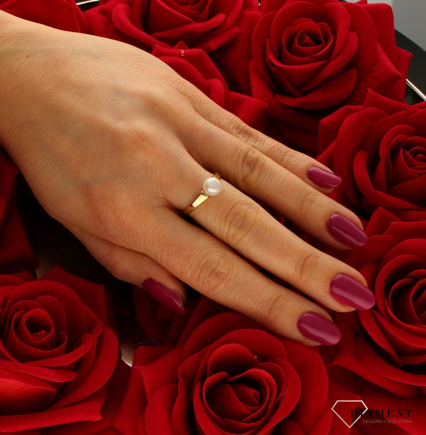 Złoty pierścionek 585 z perłą naturalną DIA-PRS-9234-585. Pierścionek został wykonany z wysokiej jakości złota próby 585. Waga pierścionka wynosi około 1,99 gram. Złoty pierścionek o nowoczesnej odsłonie świetnie się sprawdz (4).jpg