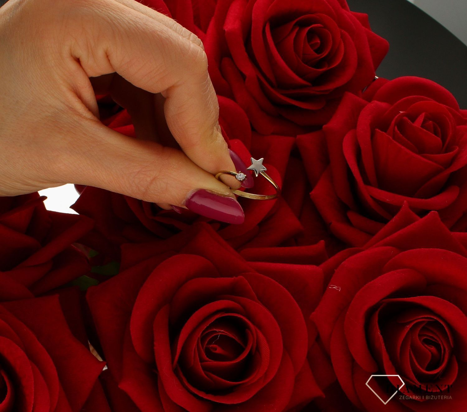 Złoty pierścionek damski 585 “Gwiazdka z nieba” rozmiar 18 DIA-PRS-9235-333. Pierścionek na prezent z okazji rocznicy, jubileusz.jpg