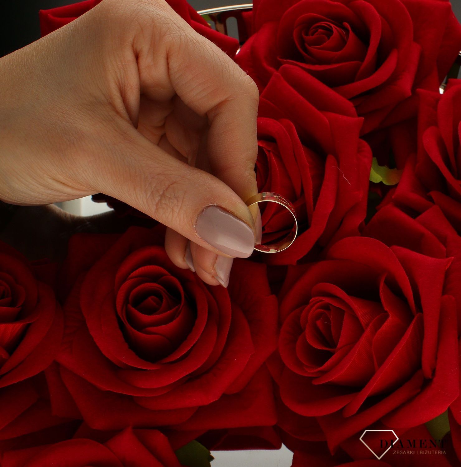 Złota obrączka 585 znak nieskończoności rozmiar 13 DIA-PRS-9236-585  to złoty damski pierścionek wykonany z wysokiej próby złota 585. Idealna biała cyrkonia we wzorze zaręczynowym nadają pierścionkowi nowoczesnego wyglądu (1.jpg