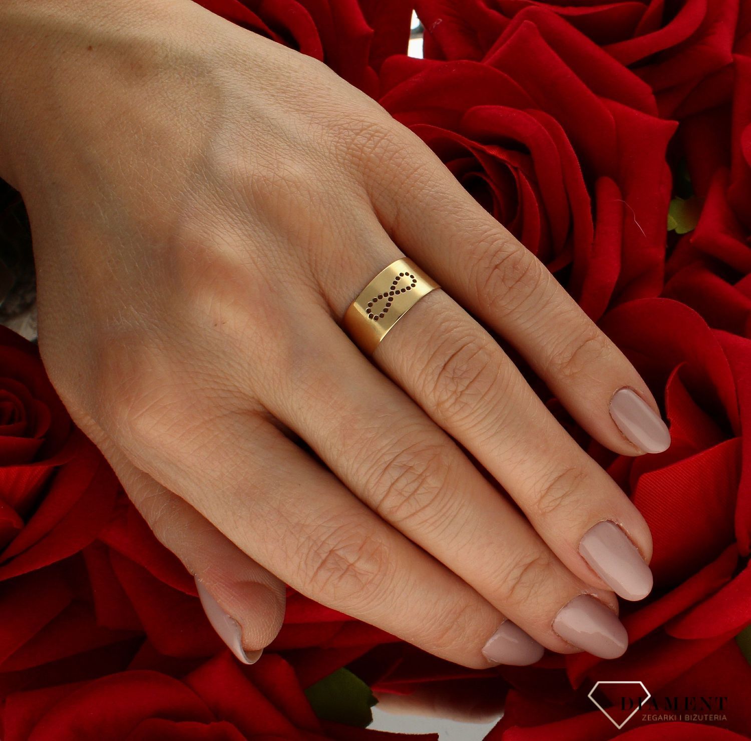 Złota obrączka 585 znak nieskończoności rozmiar 13 DIA-PRS-9236-585  to złoty damski pierścionek wykonany z wysokiej próby złota 585. Idealna biała cyrkonia we wzorze zaręczynowym nadają pierścionkowi nowoczesnego wyglądu (1.jpg