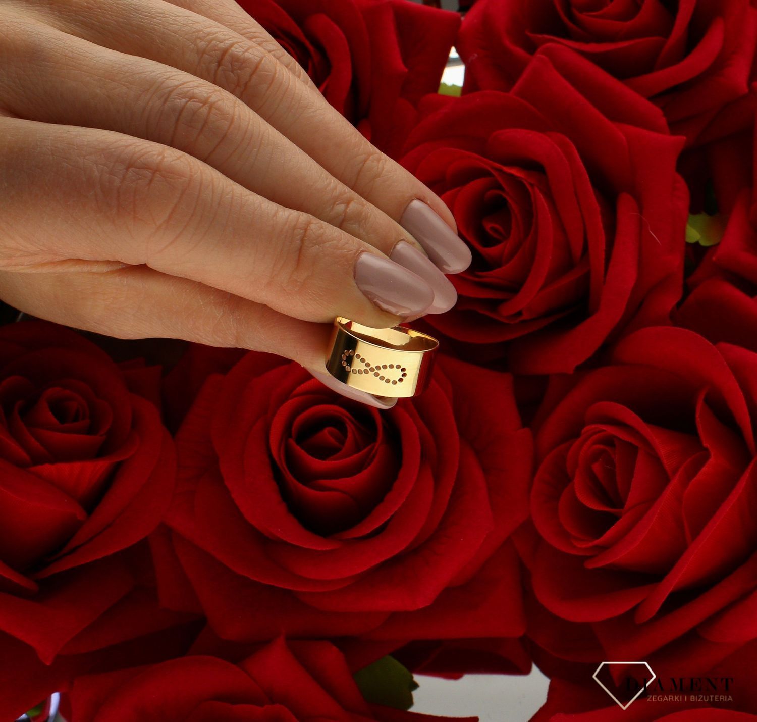 Złota obrączka 585 znak nieskończoności rozmiar 13 DIA-PRS-9236-585  to złoty damski pierścionek wykonany z wysokiej próby złota 585. Idealna biała cyrkonia we wzorze zaręczynowym nadają pierścionkowi nowoczesnego wyglądu (1.jpg