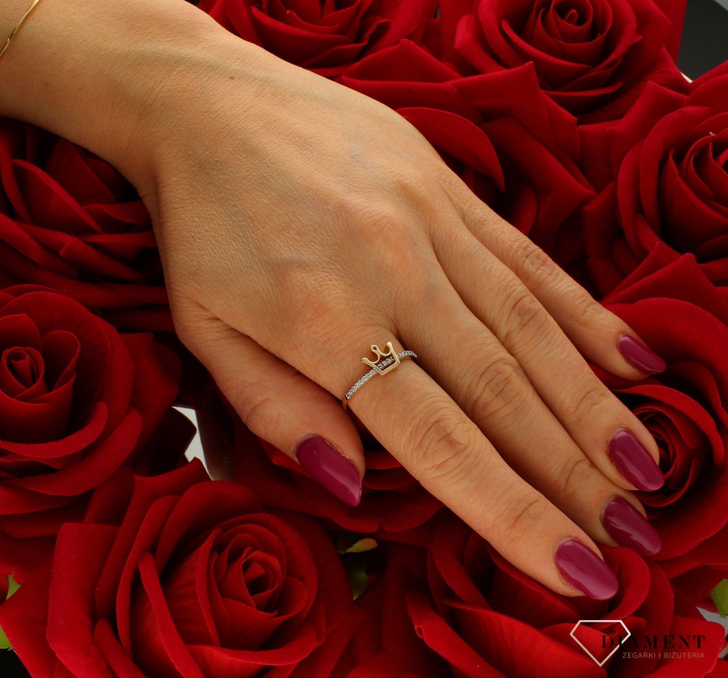 Złoty pierścionek ''Korona Królowej'' rozmiar 17 DIA-PRS-9237-585 to złoty damski pierścionek wykonany z wysokiej próby złota 585. Idealna biała cyrkonia wraz ze wzorem korony nadają pierścionkowi nowoczesnego wyglądu (4).jpg