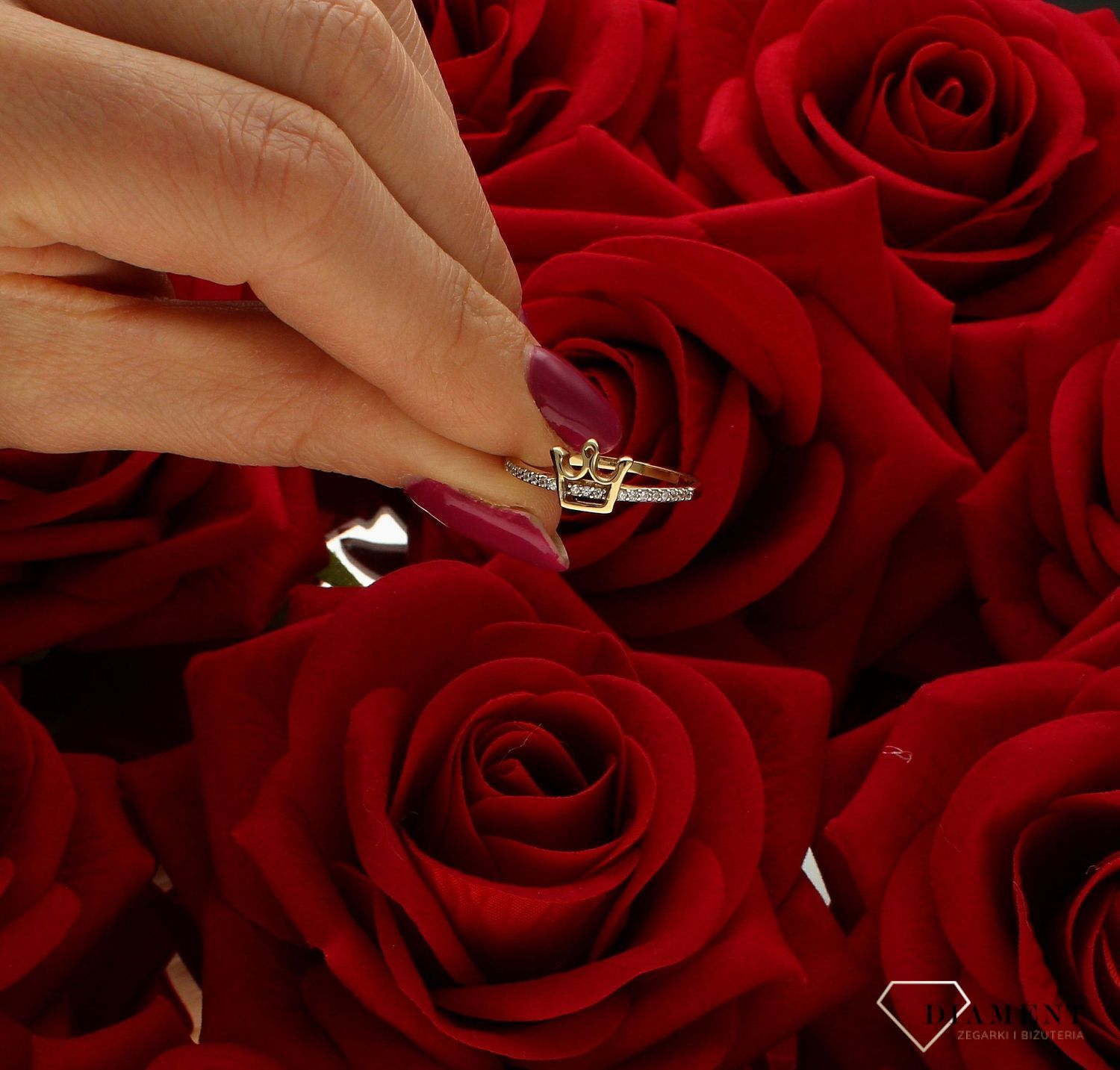 Złoty pierścionek ''Korona Królowej'' rozmiar 17 DIA-PRS-9237-585 to złoty damski pierścionek wykonany z wysokiej próby złota 585. Idealna biała cyrkonia wraz ze wzorem korony nadają pierścionkowi nowoczesnego wyglądu (4).jpg