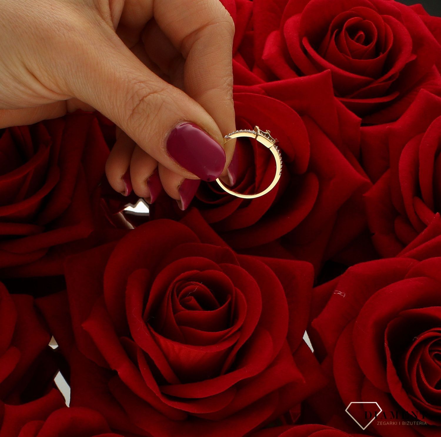 Złoty pierścionek ''Korona Królowej'' rozmiar 17 DIA-PRS-9237-585 to złoty damski pierścionek wykonany z wysokiej próby złota 585. Idealna biała cyrkonia wraz ze wzorem korony nadają pierścionkowi nowoczesnego wyglądu (4).jpg