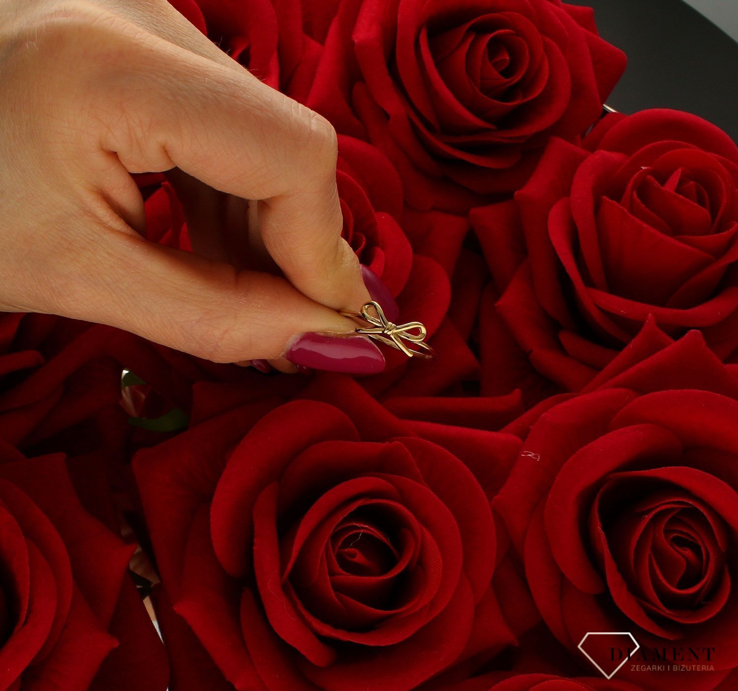 Złoty pierścionek damski 585 kokardka rozmiar 17 DIA-PRS-9238-333 to złoty damski pierścionek wykonany z wysokiej próby złota 585. Kokardka jako element ozdobny nadaje pierścionkowi nowoczesnego wyglądu (4).jpg