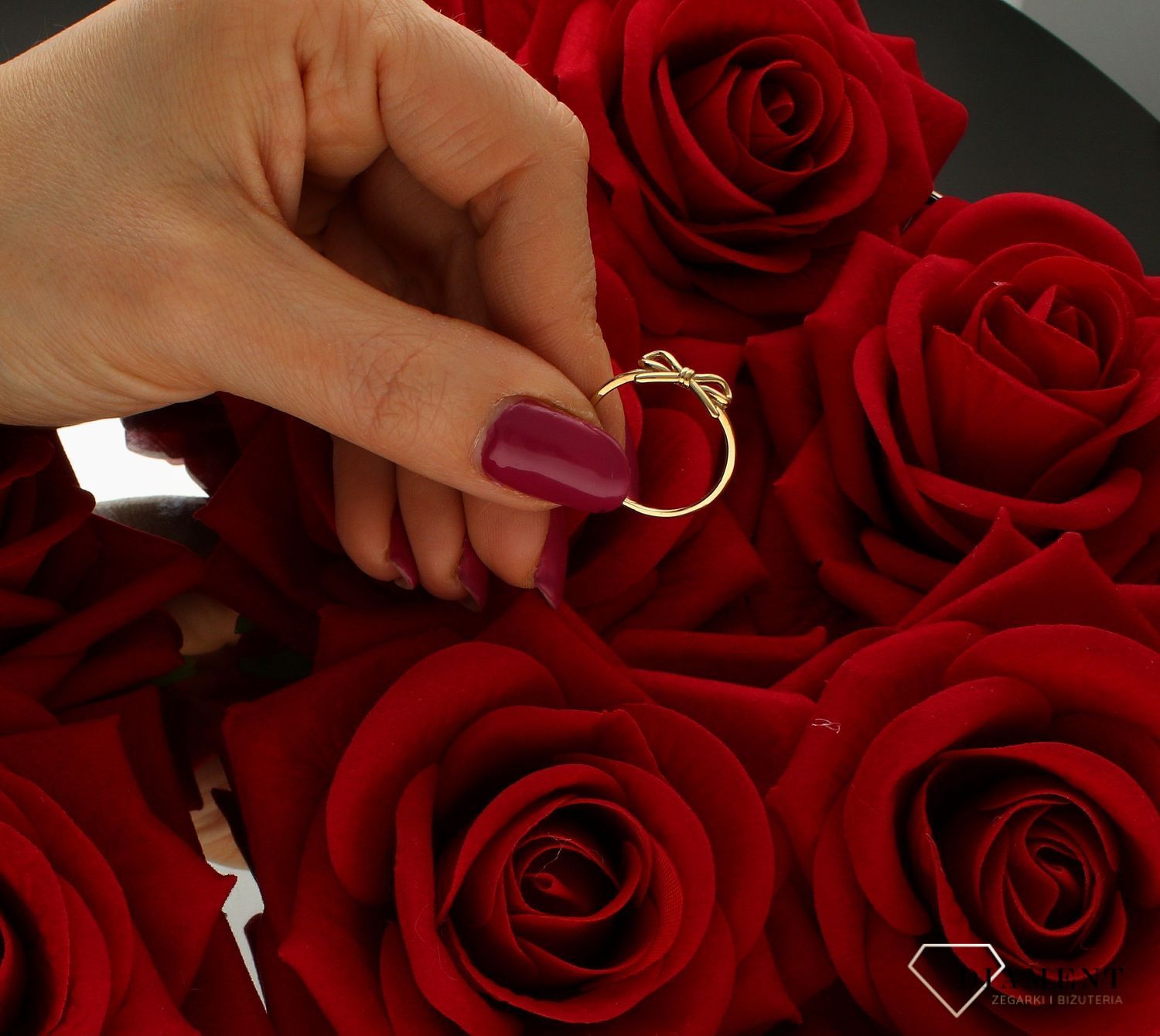 Złoty pierścionek damski 585 kokardka rozmiar 17 DIA-PRS-9238-333 to złoty damski pierścionek wykonany z wysokiej próby złota 585. Kokardka jako element ozdobny nadaje pierścionkowi nowoczesnego wyglądu (4).jpg