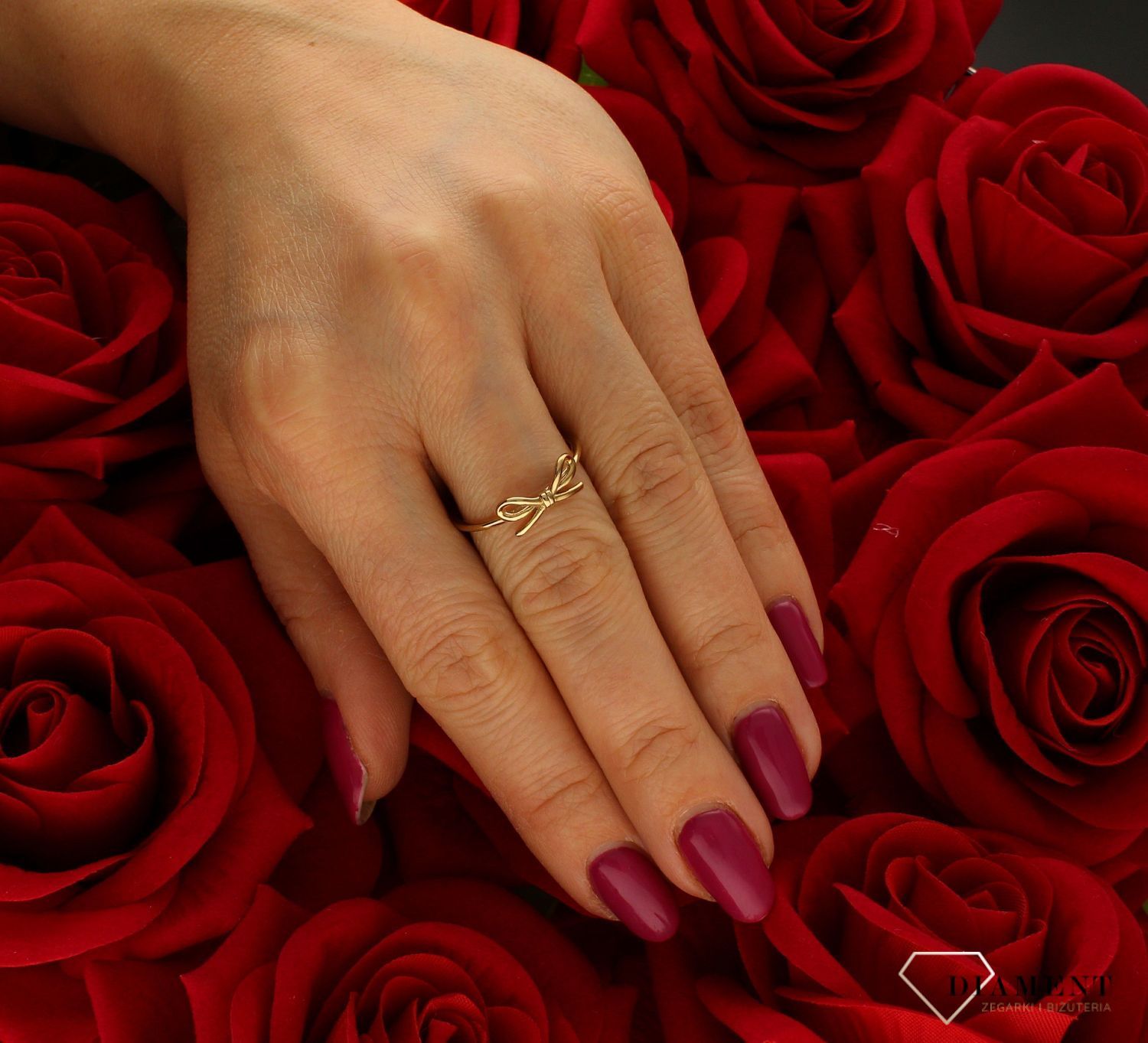 Złoty pierścionek damski 585 kokardka rozmiar 17 DIA-PRS-9238-333 to złoty damski pierścionek wykonany z wysokiej próby złota 585. Kokardka jako element ozdobny nadaje pierścionkowi nowoczesnego wyglądu (4).jpg
