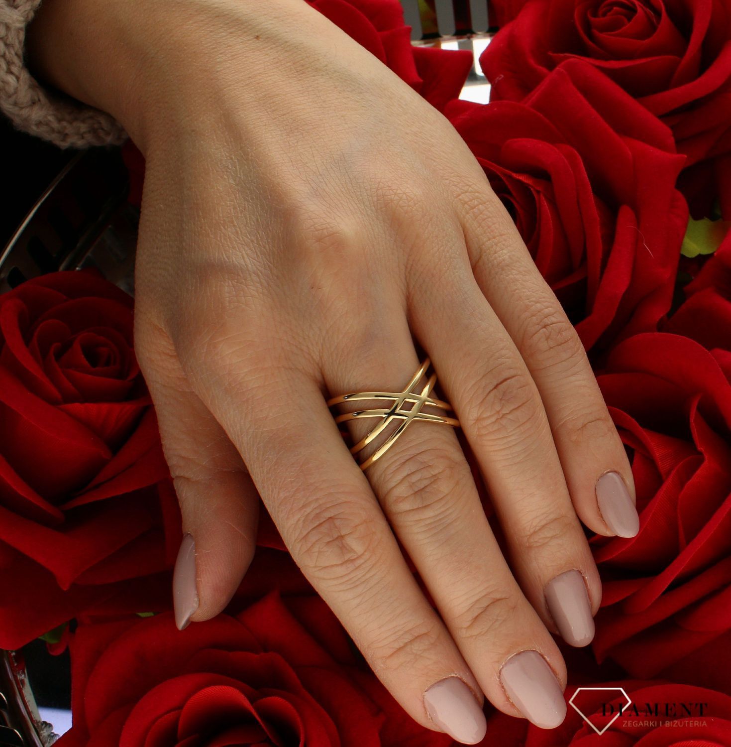 Złoty pierścionek 585 nowoczesny wzór rozmiar 20 DIA-PRS-9239-585  to złoty damski pierścionek wykonany z wysokiej próby złota 585. Gładki wzór nadaje pierścionkowi nowoczesnego wyglądu (4).jpg