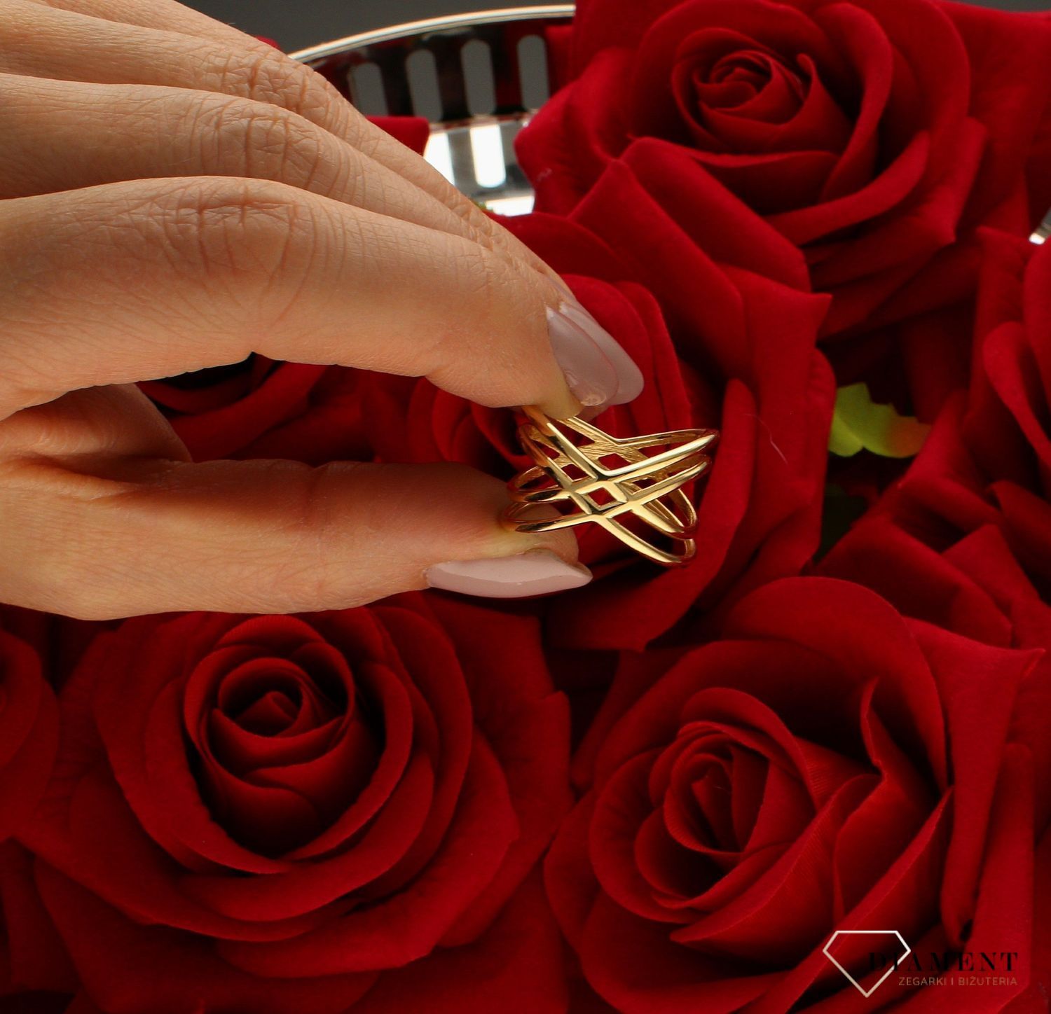 Złoty pierścionek 585 nowoczesny wzór rozmiar 20 DIA-PRS-9239-585  to złoty damski pierścionek wykonany z wysokiej próby złota 585. Gładki wzór nadaje pierścionkowi nowoczesnego wyglądu (4).jpg