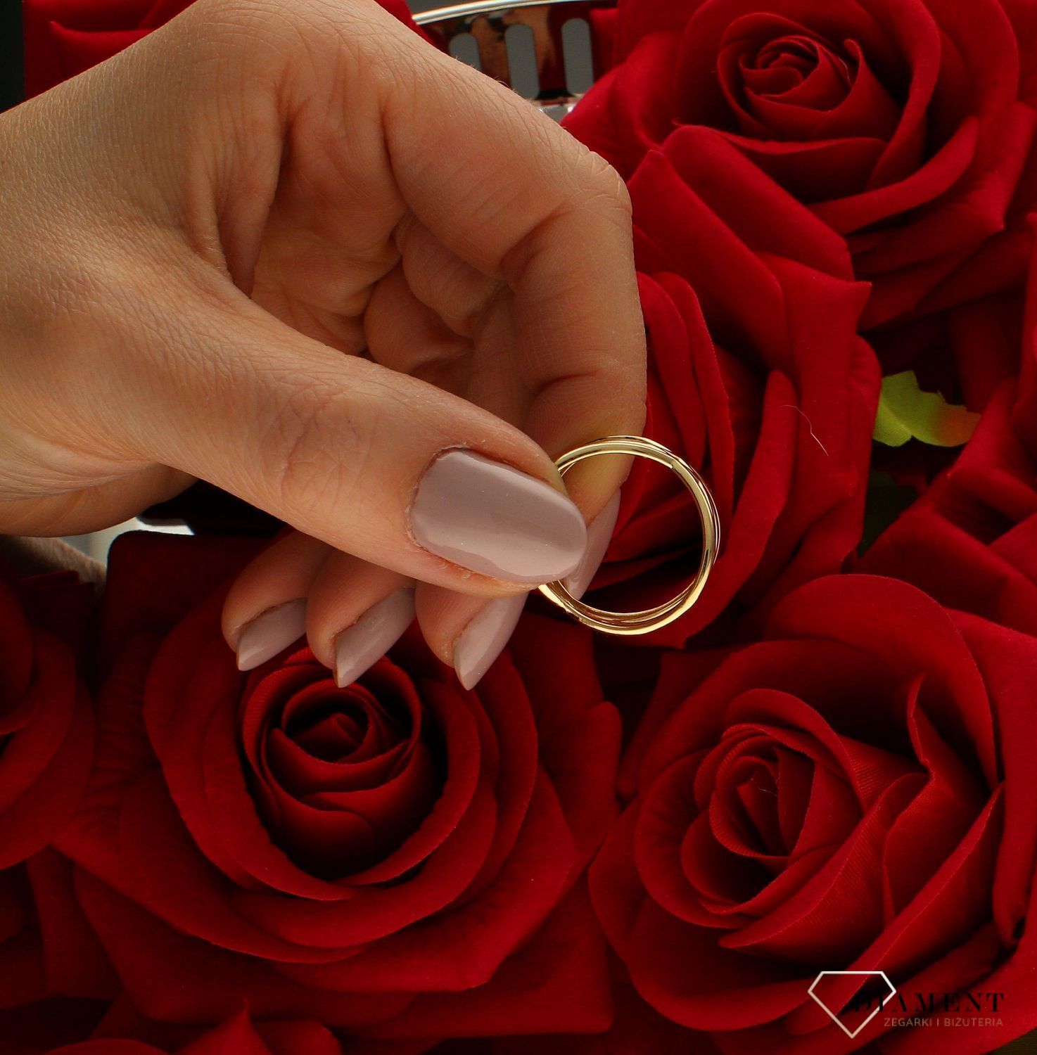 Złoty pierścionek 585 nowoczesny wzór rozmiar 20 DIA-PRS-9239-585  to złoty damski pierścionek wykonany z wysokiej próby złota 585. Gładki wzór nadaje pierścionkowi nowoczesnego wyglądu (4).jpg