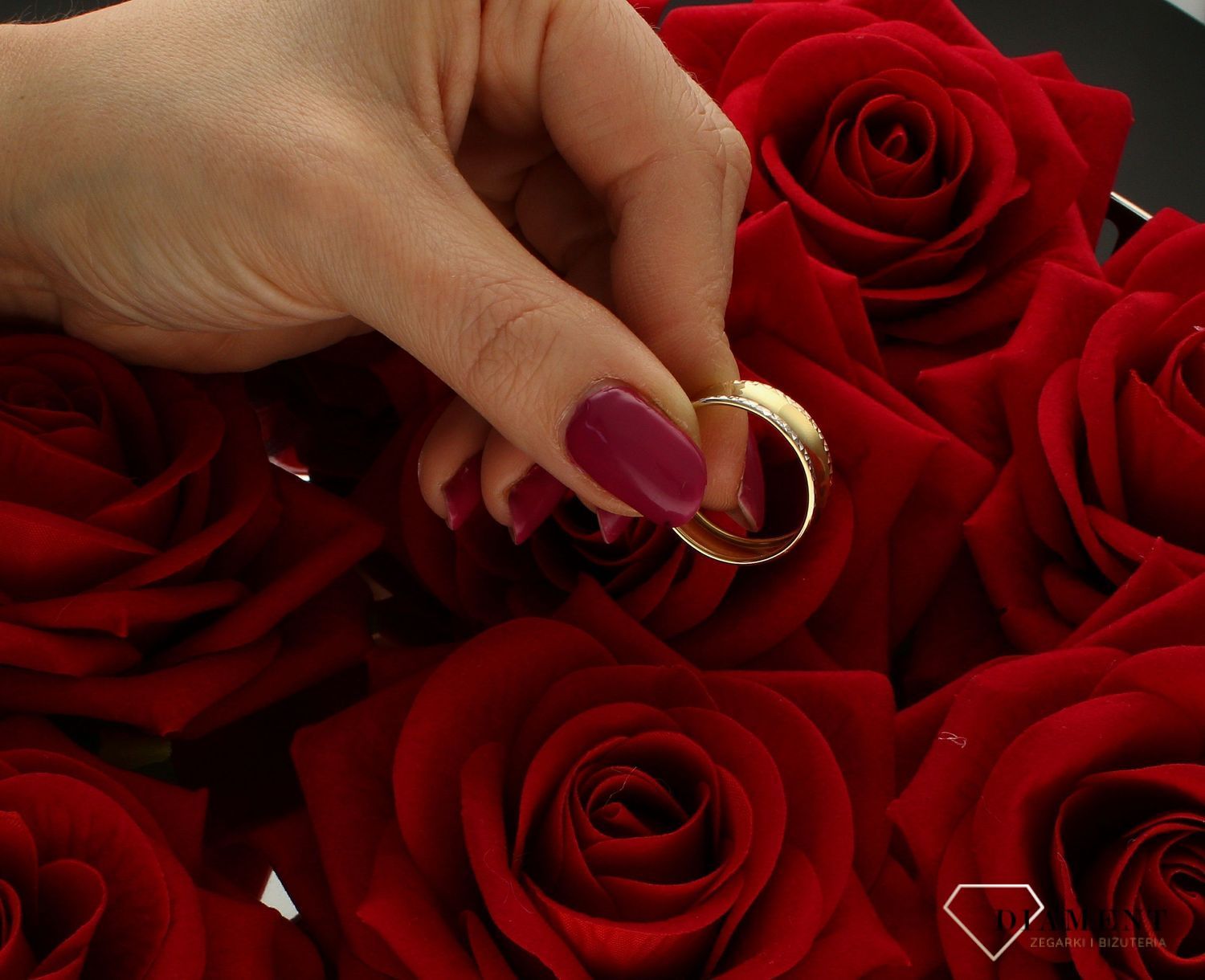 Złoty pierścionek 585 szeroka grawerowana obrączka rozmiar 23 DIA-PRS-9240-585 to złoty damski pierścionek wykonany z wysokiej próby żółtego złota 585. Idealne grawerowanie na krawędziach w białym i żółtym złocie nadają pier (4).jpg