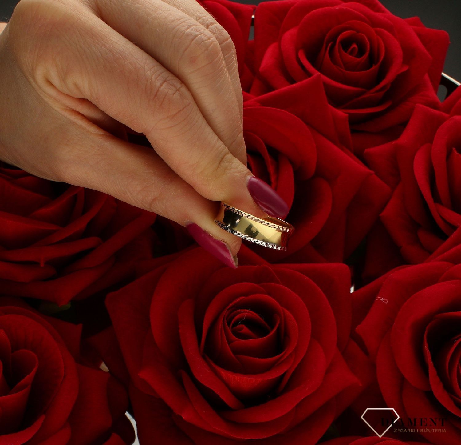 Złoty pierścionek 585 szeroka grawerowana obrączka rozmiar 23 DIA-PRS-9240-585 to złoty damski pierścionek wykonany z wysokiej próby żółtego złota 585. Idealne grawerowanie na krawędziach w białym i żółtym złocie nadają pier (4).jpg