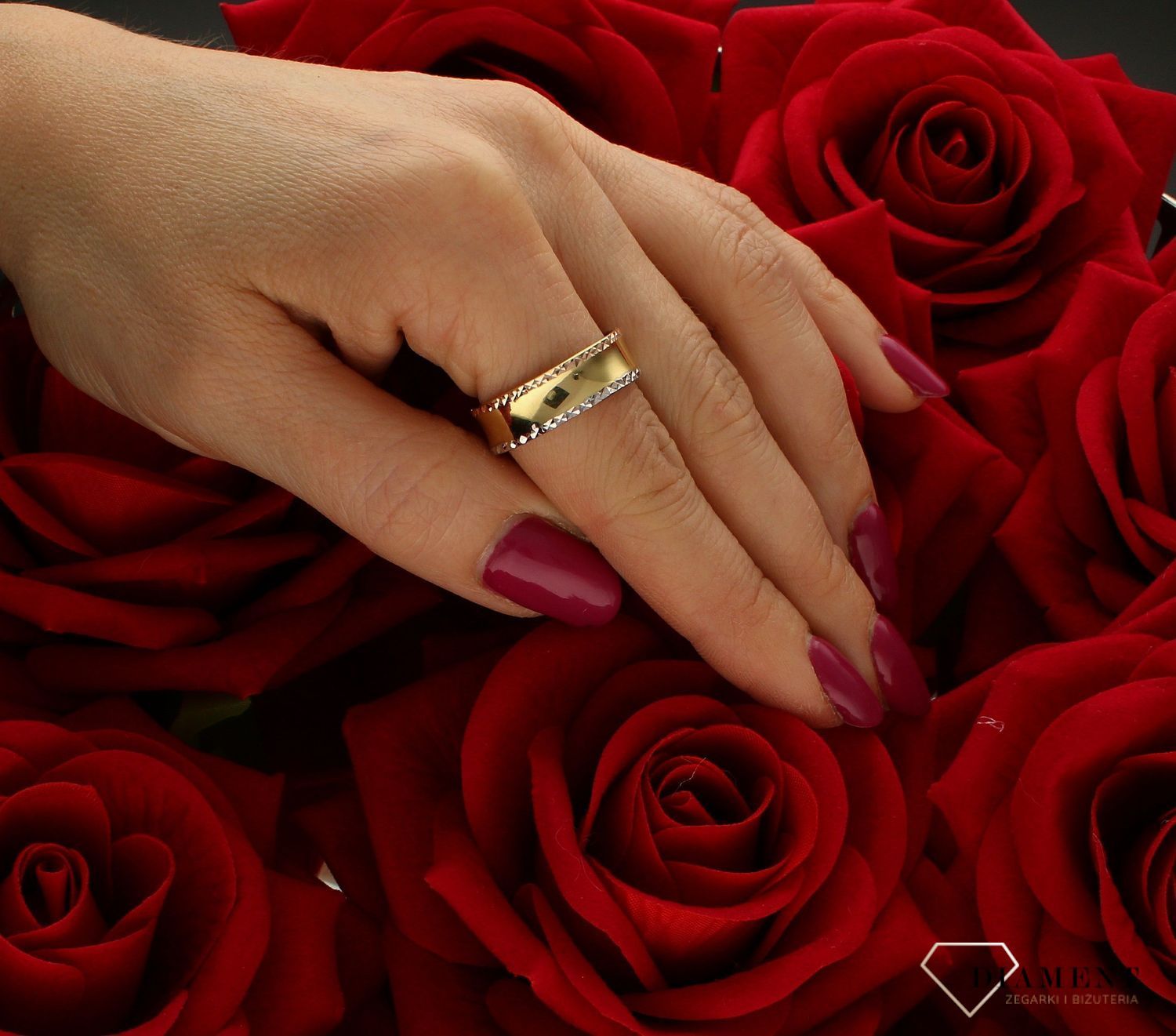 Złoty pierścionek 585 szeroka grawerowana obrączka rozmiar 23 DIA-PRS-9240-585 to złoty damski pierścionek wykonany z wysokiej próby żółtego złota 585. Idealne grawerowanie na krawędziach w białym i żółtym złocie nadają pier (4).jpg