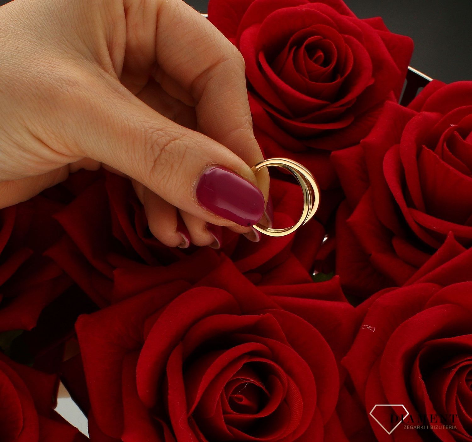 Złoty pierścionek 585 plecionka białe złoto rozmiar 16 DIA-PRS-9241-585  to złoty damski pierścionek wykonany z wysokiej próby żółtego i białego złota 585. Zastosowanie przeplatanki w z białego i żółtego złota nadają pierści (4).jpg