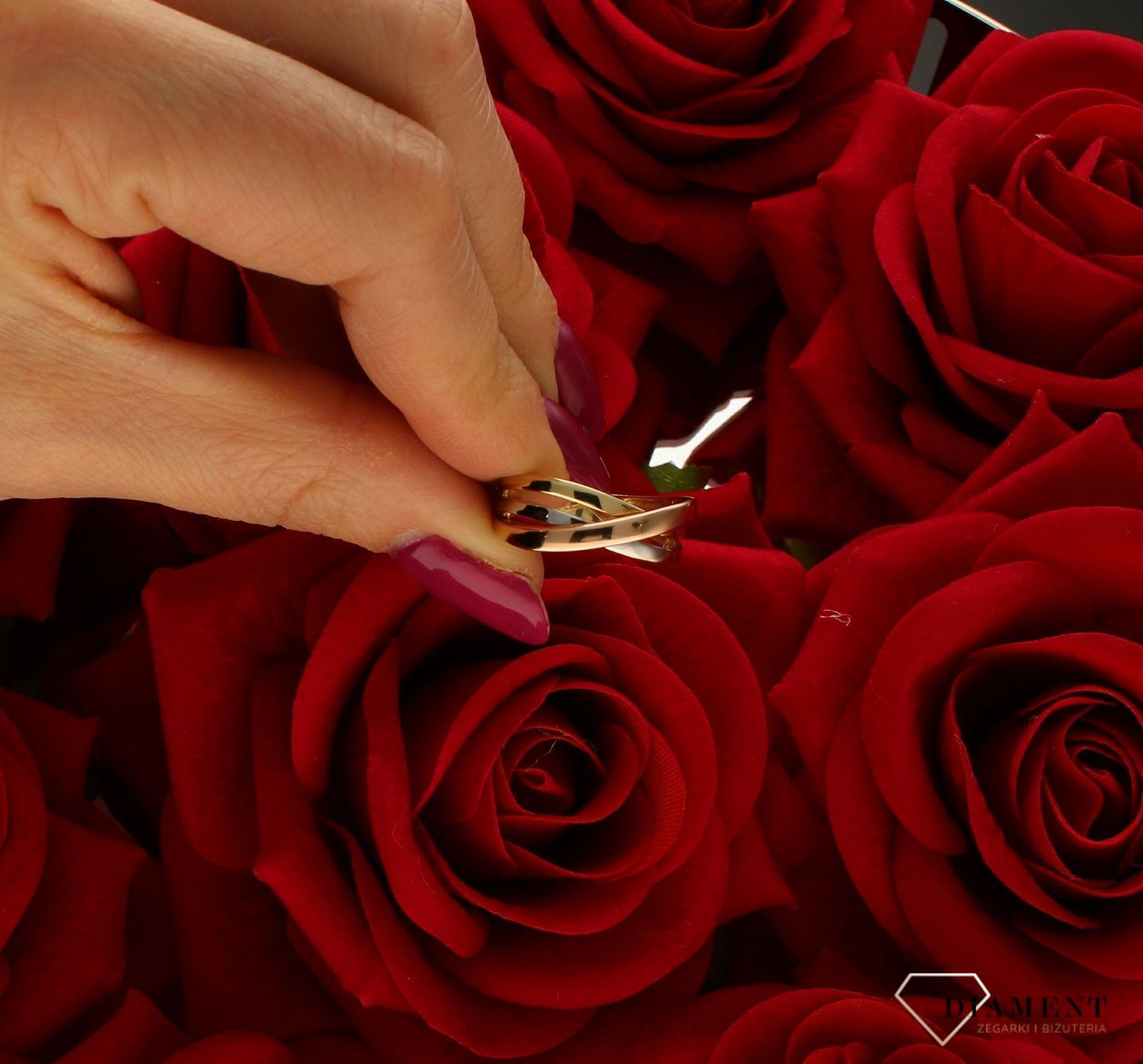 Złoty pierścionek 585 plecionka białe złoto rozmiar 16 DIA-PRS-9241-585  to złoty damski pierścionek wykonany z wysokiej próby żółtego i białego złota 585. Zastosowanie przeplatanki w z białego i żółtego złota nadają pierści (4).jpg