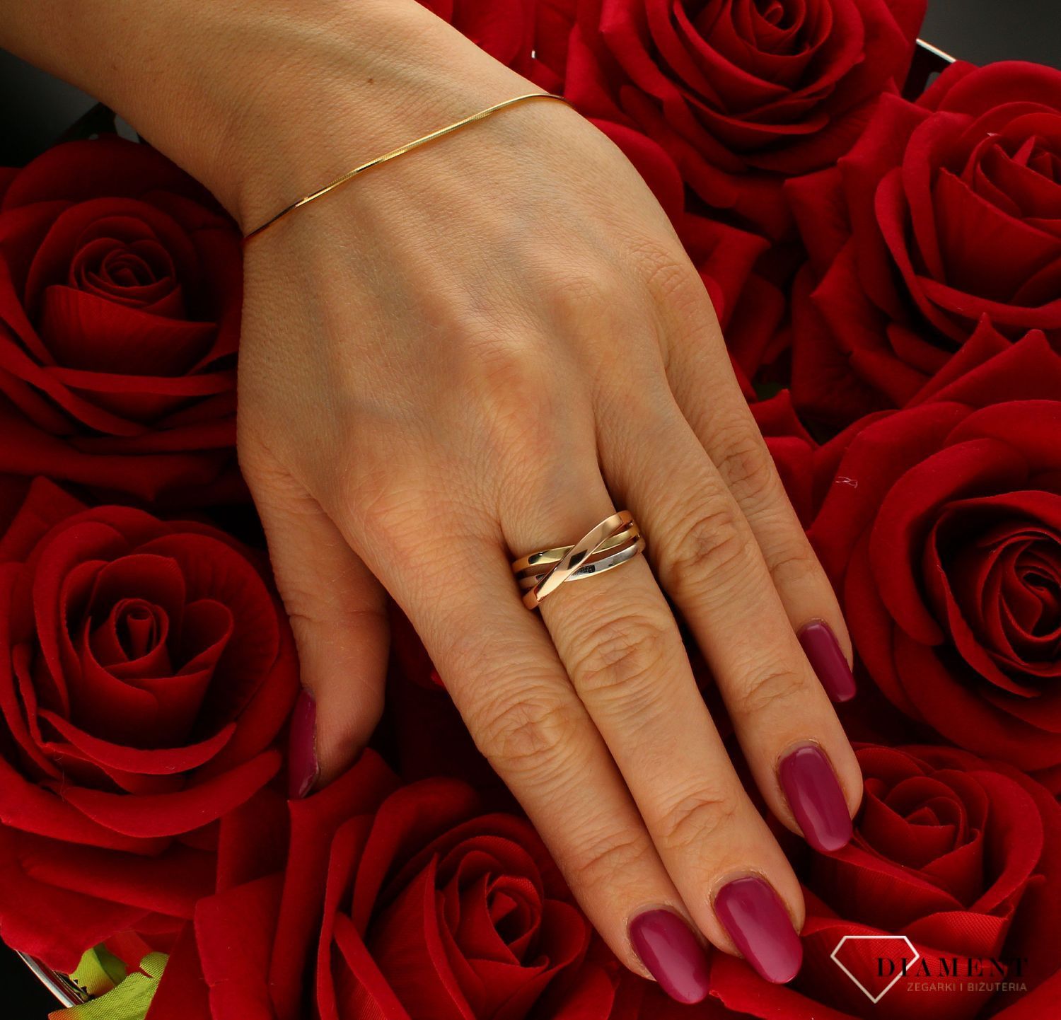 Złoty pierścionek 585 plecionka białe złoto rozmiar 16 DIA-PRS-9241-585  to złoty damski pierścionek wykonany z wysokiej próby żółtego i białego złota 585. Zastosowanie przeplatanki w z białego i żółtego złota nadają pierści (4).jpg