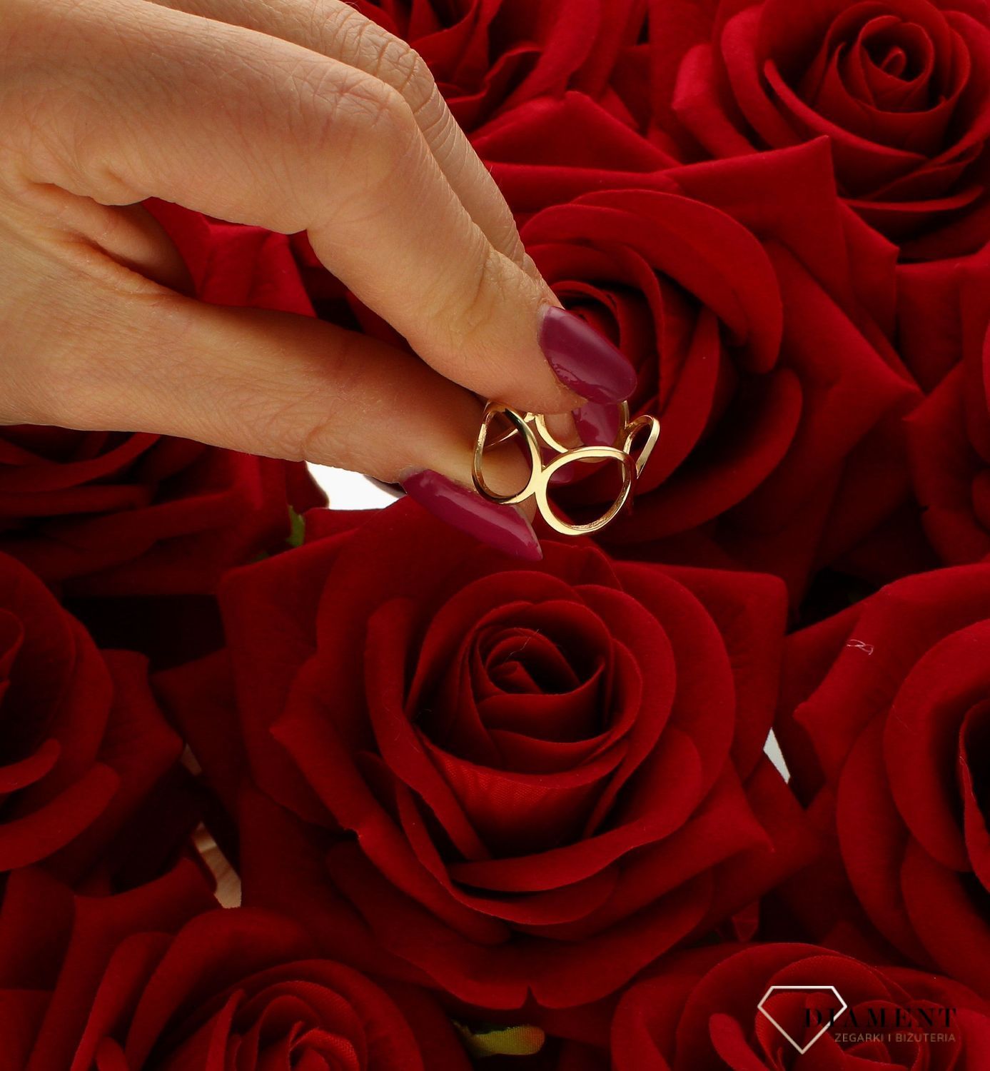 Złoty pierścionek obrączka złączone kółka szerokość 12 mm rozmiar 17 to złoty damski pierścionek wykonany z wysokiej próby złota 585. Idealne złączone kółka  o średnicy 12 mm nadają pierścionkowi nowoczesnego wyglądu (3).jpg