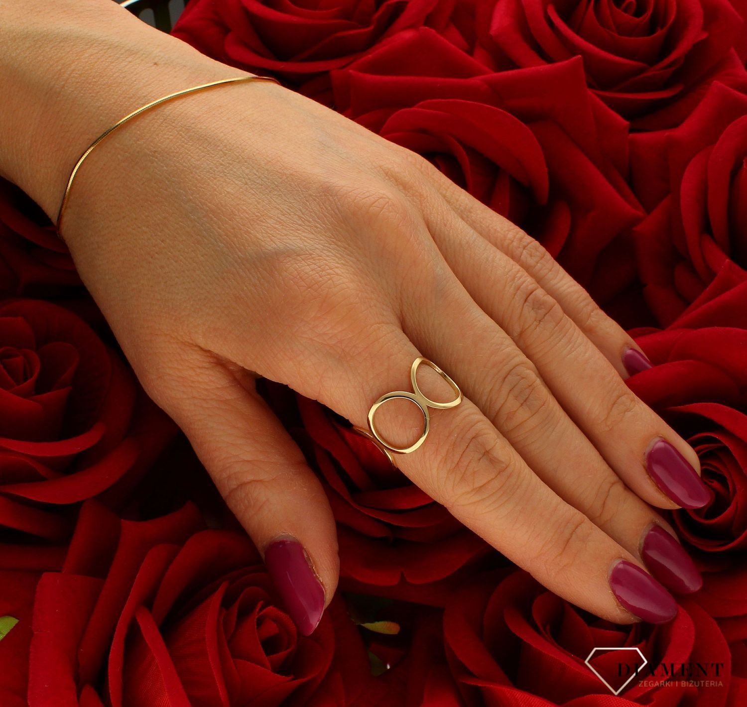 Złoty pierścionek obrączka złączone kółka szerokość 12 mm rozmiar 17 to złoty damski pierścionek wykonany z wysokiej próby złota 585. Idealne złączone kółka  o średnicy 12 mm nadają pierścionkowi nowoczesnego wyglądu (3).jpg