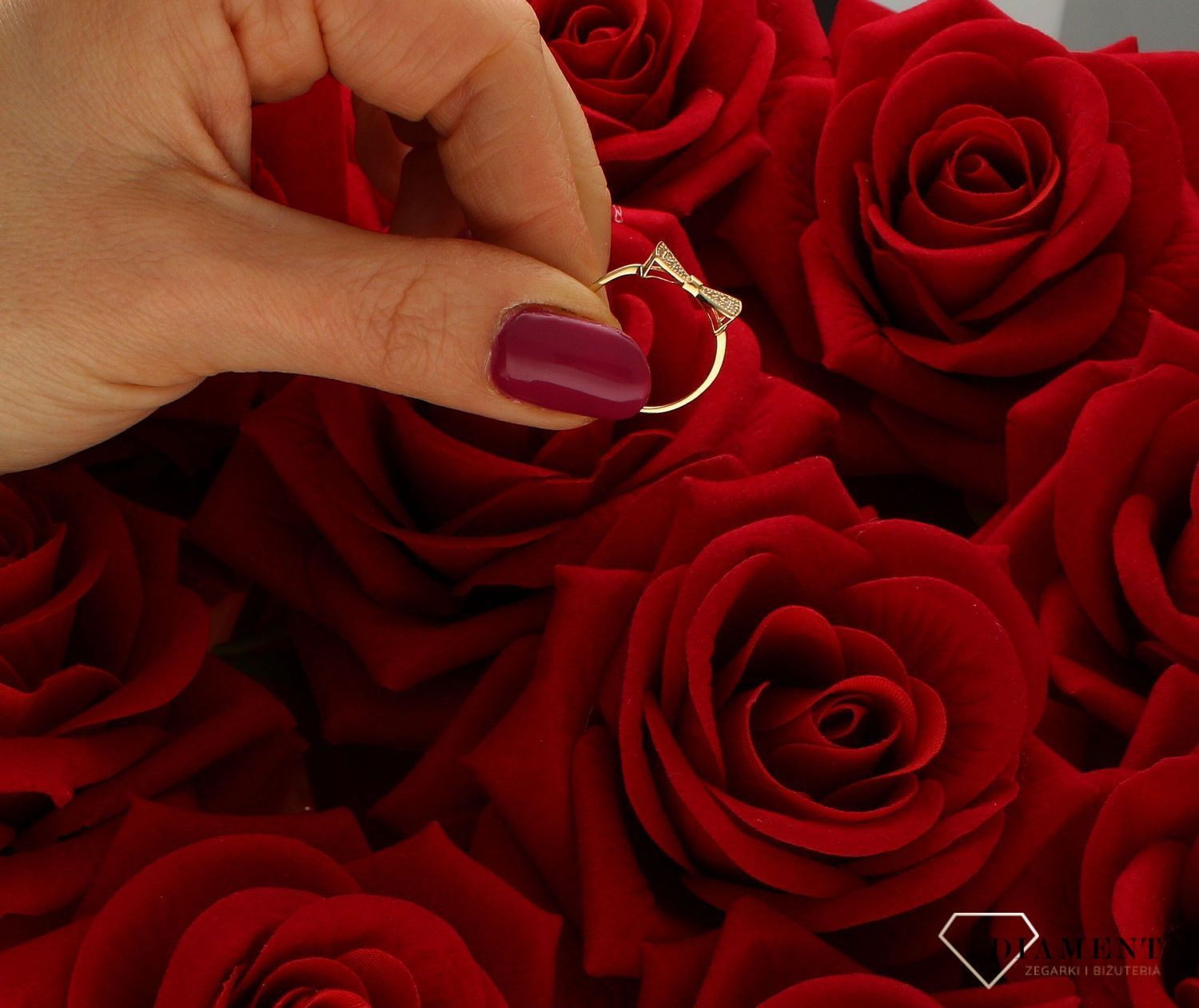 Złoty pierścionek 585 Kokardka z cyrkonią DIA-PRS-9244-585. Ponadczasowy wzór inspirowany ikonami sztuki jubilerskiej podkreśli piękno wyjątkowych momentów zaręczyn, rocznic, jubileuszy. Na prezent. Pierścionek z kokardą..jpg