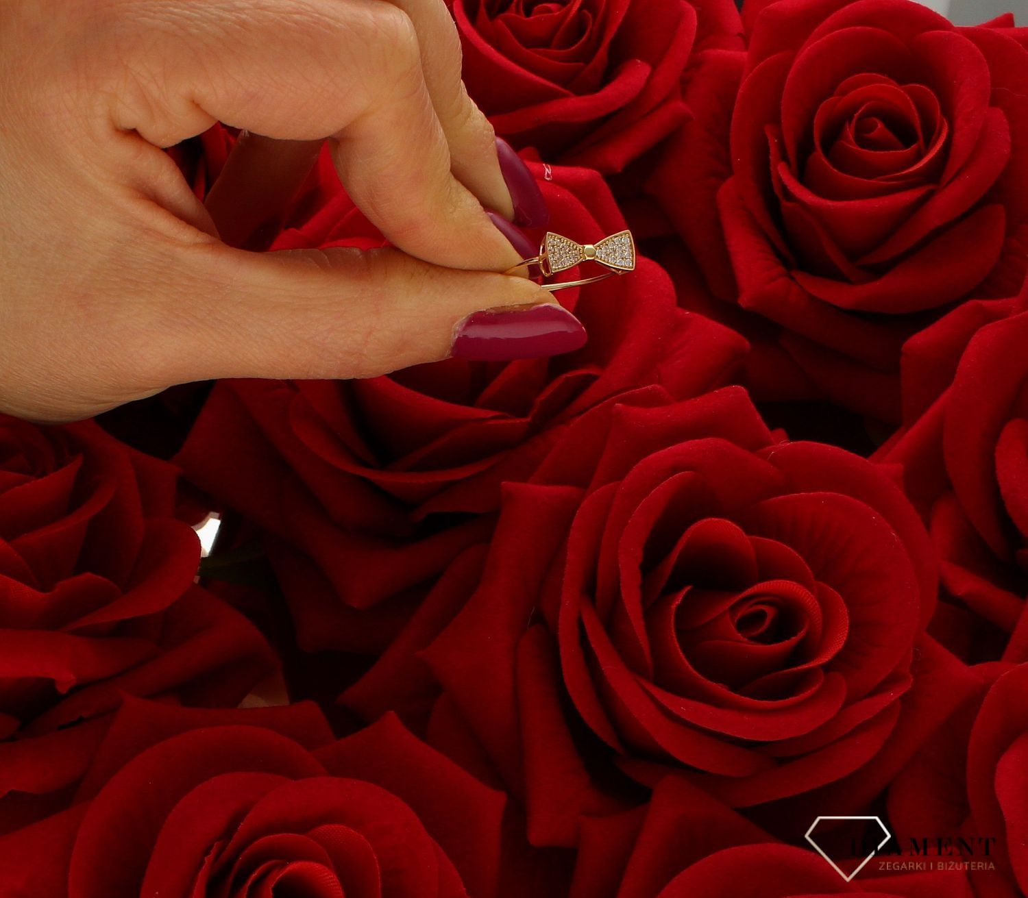 Złoty pierścionek 585 Kokardka z cyrkonią DIA-PRS-9244-585. Ponadczasowy wzór inspirowany ikonami sztuki jubilerskiej podkreśli piękno wyjątkowych momentów zaręczyn, rocznic, jubileuszy. Na prezent. Pierścionek z kokardą..jpg