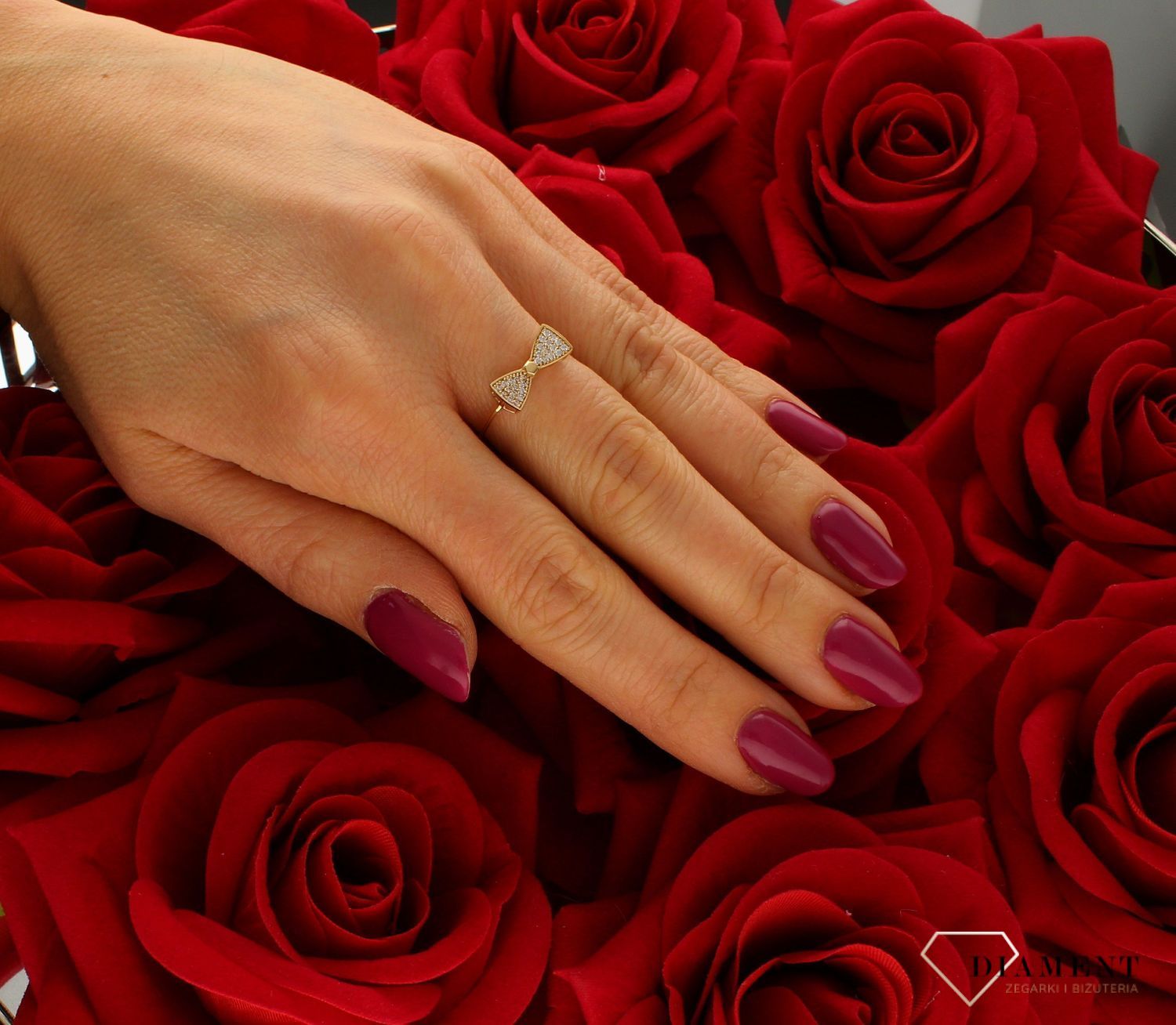 Złoty pierścionek 585 Kokardka z cyrkonią DIA-PRS-9244-585. Ponadczasowy wzór inspirowany ikonami sztuki jubilerskiej podkreśli piękno wyjątkowych momentów zaręczyn, rocznic, jubileuszy. Na prezent. Pierścionek z kokardą..jpg