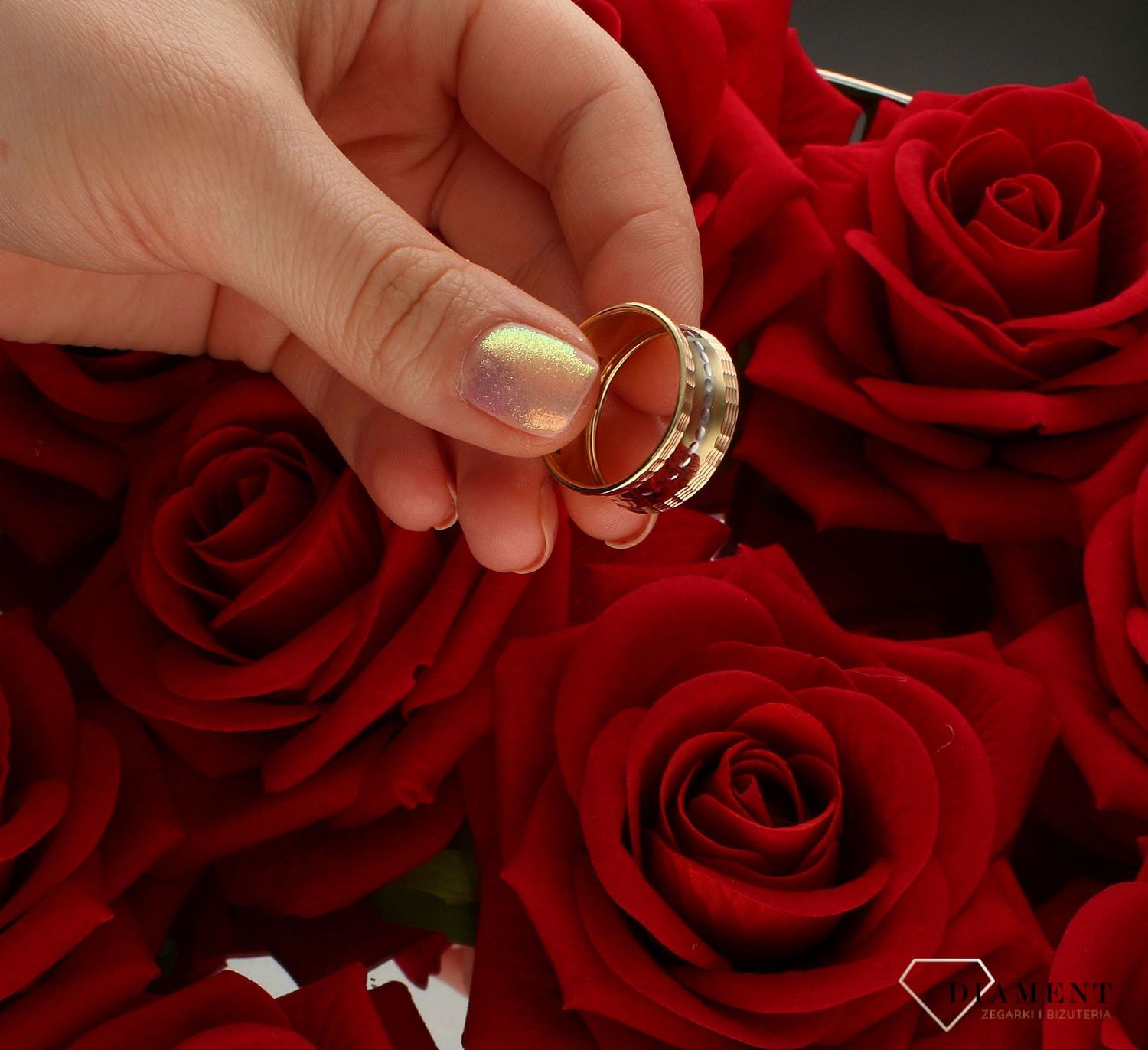 Złoty pierścionek damski szeroka obrączka z grawerowaniem rozmiar 22 DIA-PRS-9245-585 to złoty damski pierścionek wykonany z wysokiej próby żółtego złota 585. Idealne grawerowanie na całej szerokości pierścionka nadają mu no (4).jpg