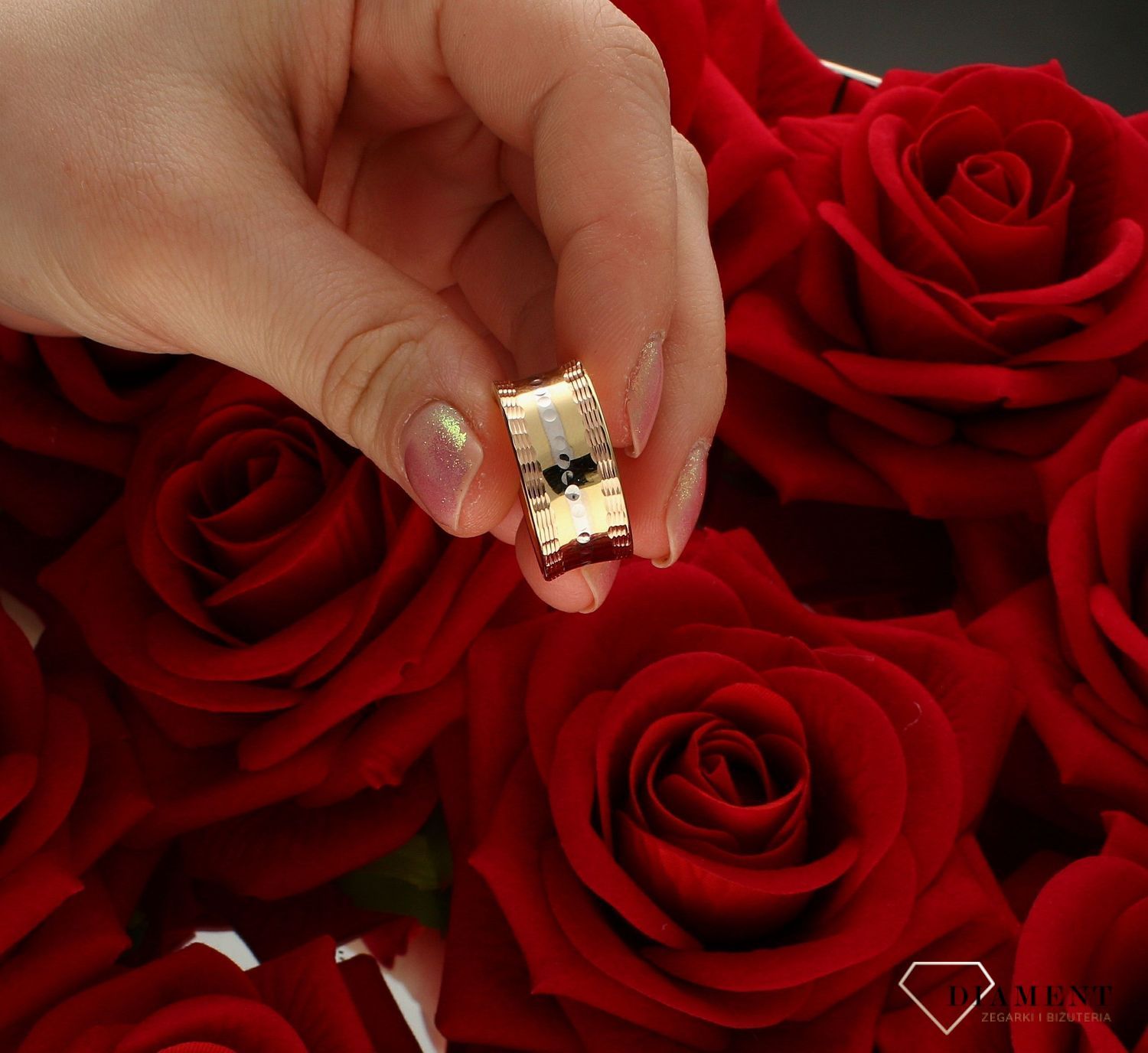 Złoty pierścionek damski szeroka obrączka z grawerowaniem rozmiar 22 DIA-PRS-9245-585 to złoty damski pierścionek wykonany z wysokiej próby żółtego złota 585. Idealne grawerowanie na całej szerokości pierścionka nadają mu no (4).jpg