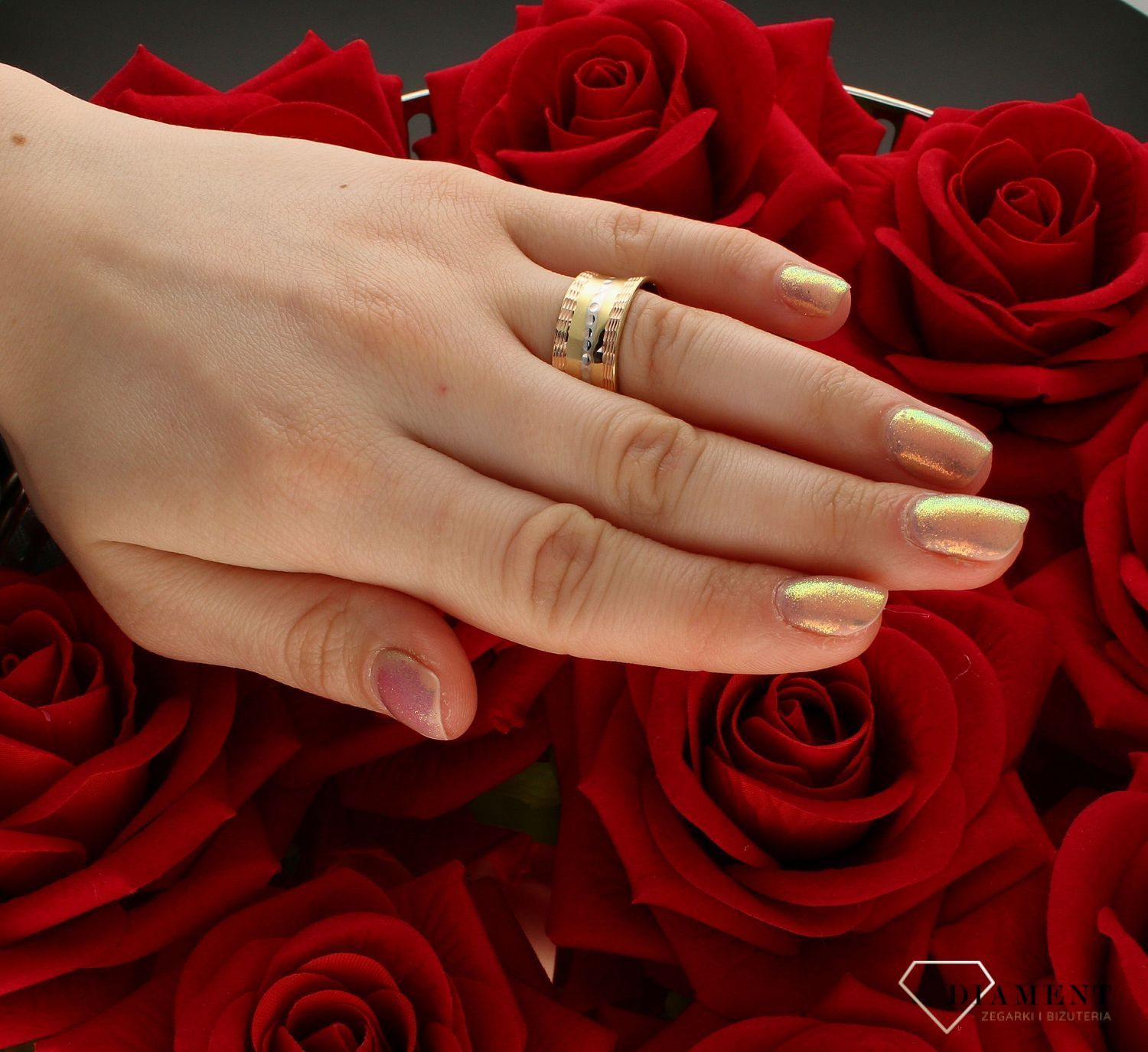 Złoty pierścionek damski szeroka obrączka z grawerowaniem rozmiar 22 DIA-PRS-9245-585 to złoty damski pierścionek wykonany z wysokiej próby żółtego złota 585. Idealne grawerowanie na całej szerokości pierścionka nadają mu no (4).jpg