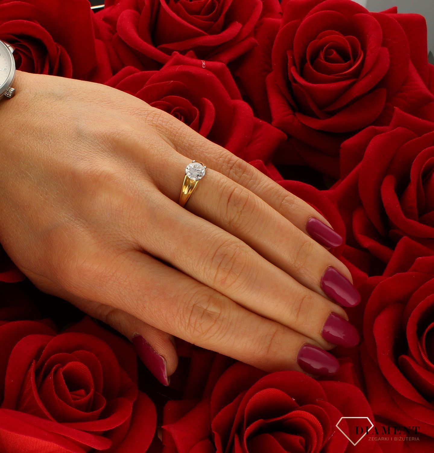 Złoty pierścionek 585 z efektowną cyrkonią zaręczynowy DIA-PRS-9246-585. Pierścionek z wystającą cyrkonią pięknie lśniący.  Pierścionek doskonały na co dzień jak i do wieczorowych kreacji. Pierścionek z 14- karatowego złota. (4).jpg