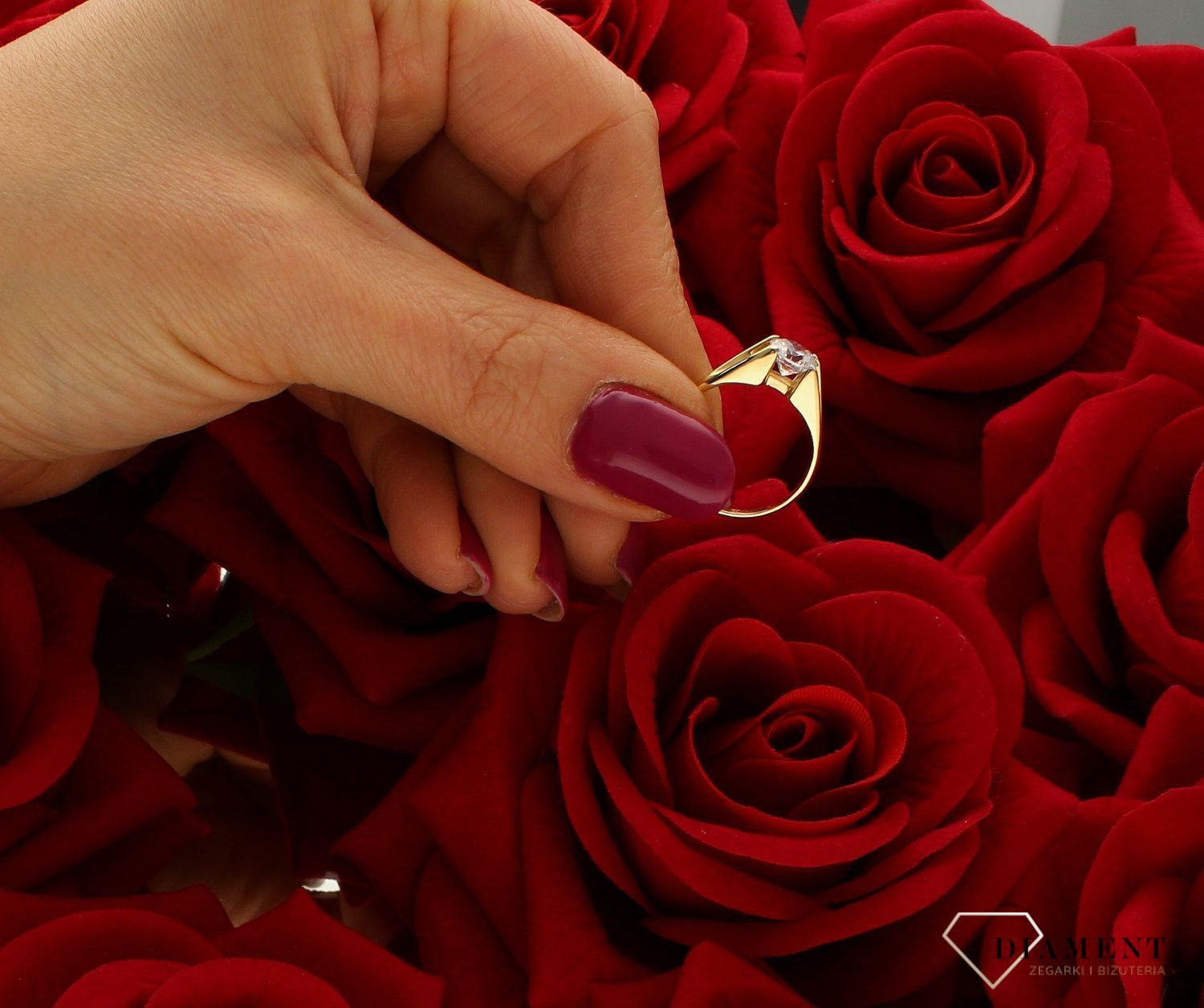 Złoty pierścionek 585 z efektowną cyrkonią zaręczynowy DIA-PRS-9246-585. Pierścionek z wystającą cyrkonią pięknie lśniący.  Pierścionek doskonały na co dzień jak i do wieczorowych kreacji. Pierścionek z 14- karatowego złota. (4).jpg