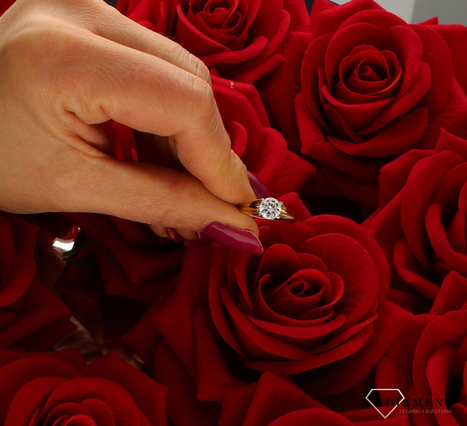 Złoty pierścionek 585 z efektowną cyrkonią zaręczynowy DIA-PRS-9246-585. Pierścionek z wystającą cyrkonią pięknie lśniący.  Pierścionek doskonały na co dzień jak i do wieczorowych kreacji. Pierścionek z 14- karatowego złota. (4).jpg