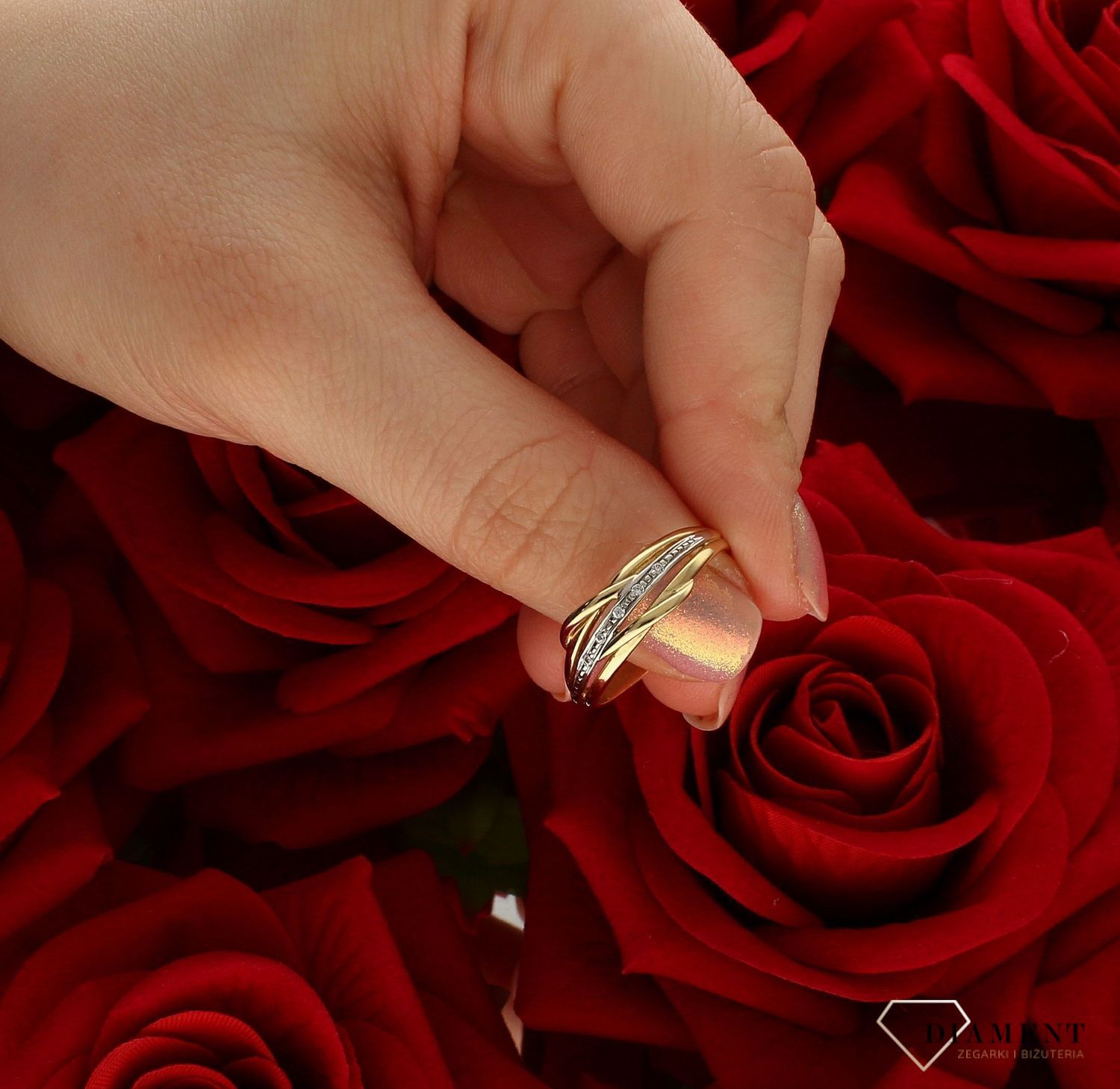 Złoty pierścionek damski 585 Zaręczynowy wzór rozmiar 22  DIA-PRS-9247-585  to złoty damski pierścionek wykonany z wysokiej próby białego i żółtego złota 585. Idealna biała cyrkonia we wzorze zaręczynowym nadają pierścionkow (4).jpg
