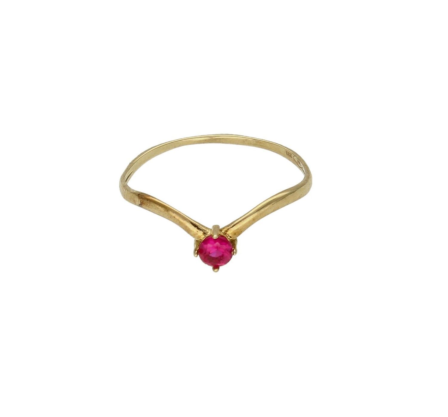 Złoty pierścionek damski czerwona cyrkonia zaręczynowy rozmiar 11 to złoty damski pierścionek wykonany z wysokiej próby żółtego złota 333. Idealna czerwona cyrkonia we wzorze zaręczynowym nadają pierścionkowi nowoczesnego wy.jpg