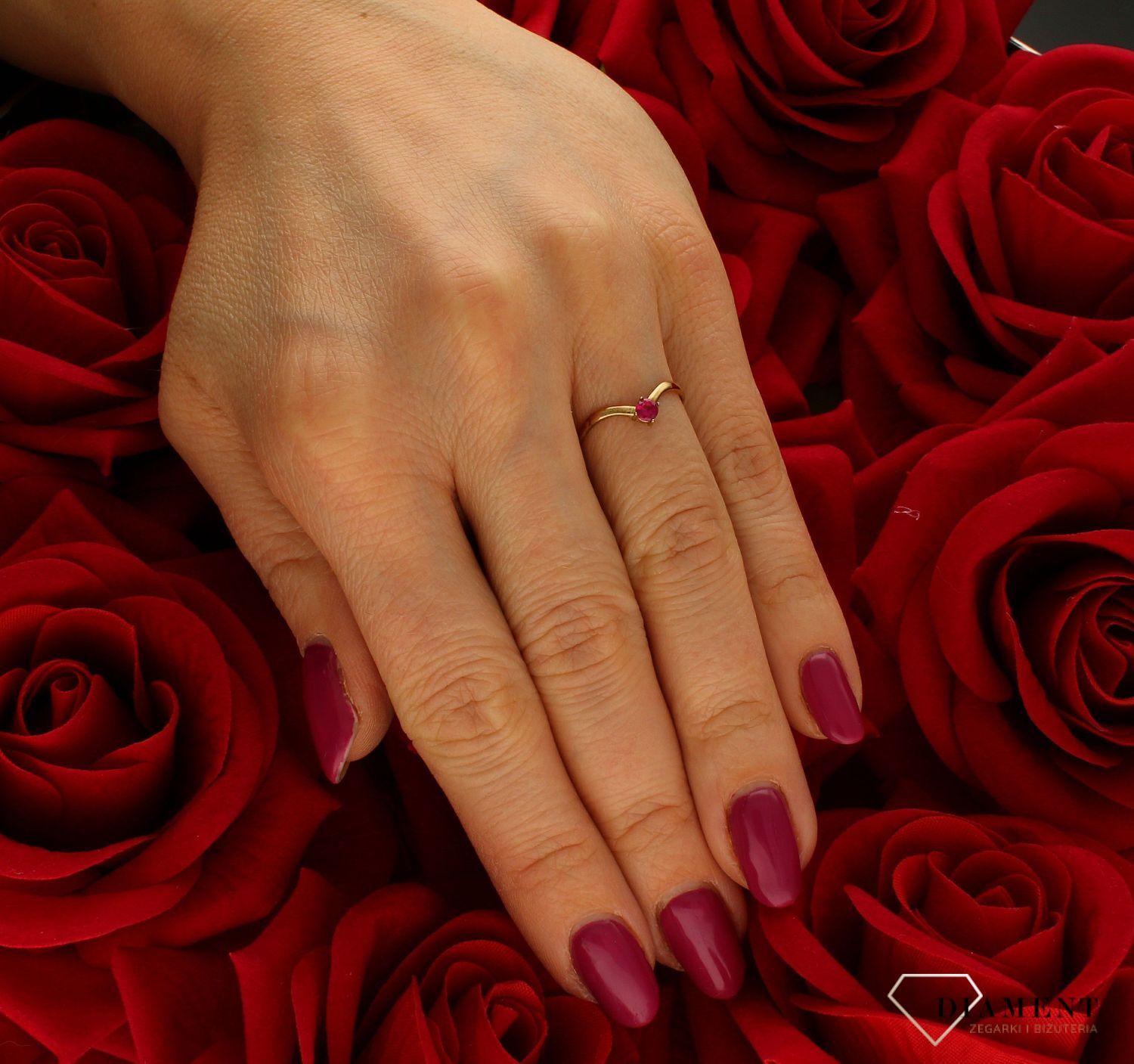 Złoty pierścionek damski czerwona cyrkonia zaręczynowy rozmiar 11 to złoty damski pierścionek wykonany z wysokiej próby żółtego złota 333. Idealna czerwona cyrkonia we wzorze zaręczynowym nadają pierścionkowi nowoczesnego wy.jpg