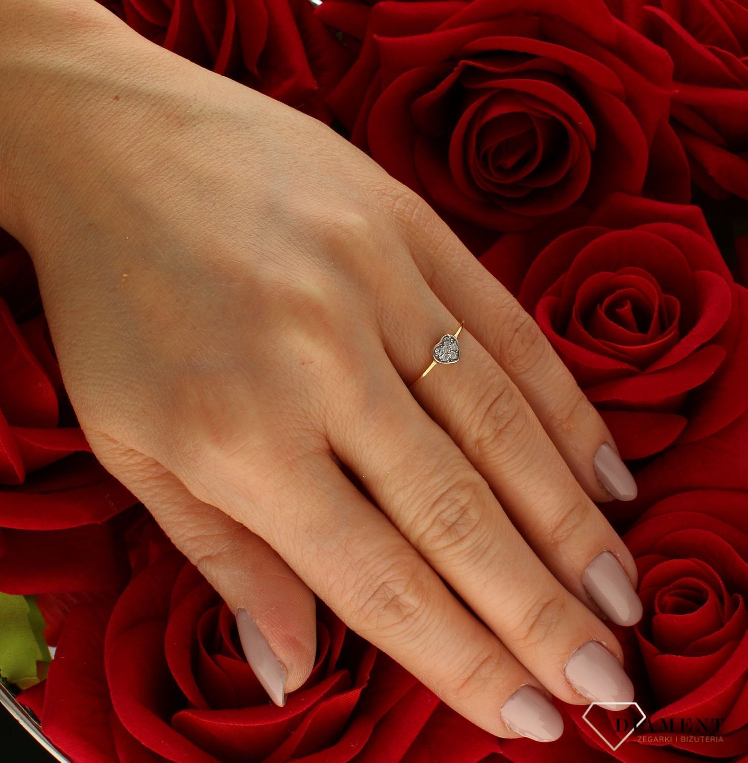Złoty pierścionek 585 zaręczynowy wzór serduszko rozmiar 11 DIA-PRS-9249-585 to złoty damski pierścionek wykonany z wysokiej próby złota 585. Idealne serduszko wysadzone białymi cyrkoniami we wzorze zaręczynowym nadają pierś (3).jpg