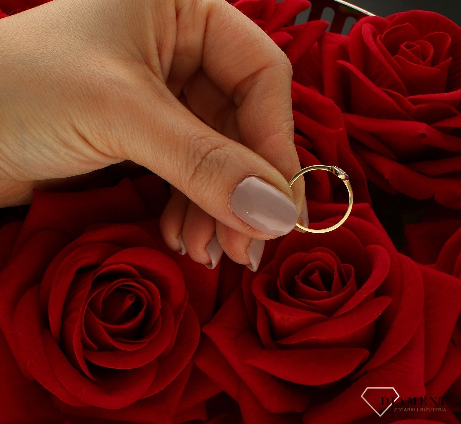 Złoty pierścionek 585 zaręczynowy wzór serduszko rozmiar 11 DIA-PRS-9249-585 to złoty damski pierścionek wykonany z wysokiej próby złota 585. Idealne serduszko wysadzone białymi cyrkoniami we wzorze zaręczynowym nadają pierś (3).jpg