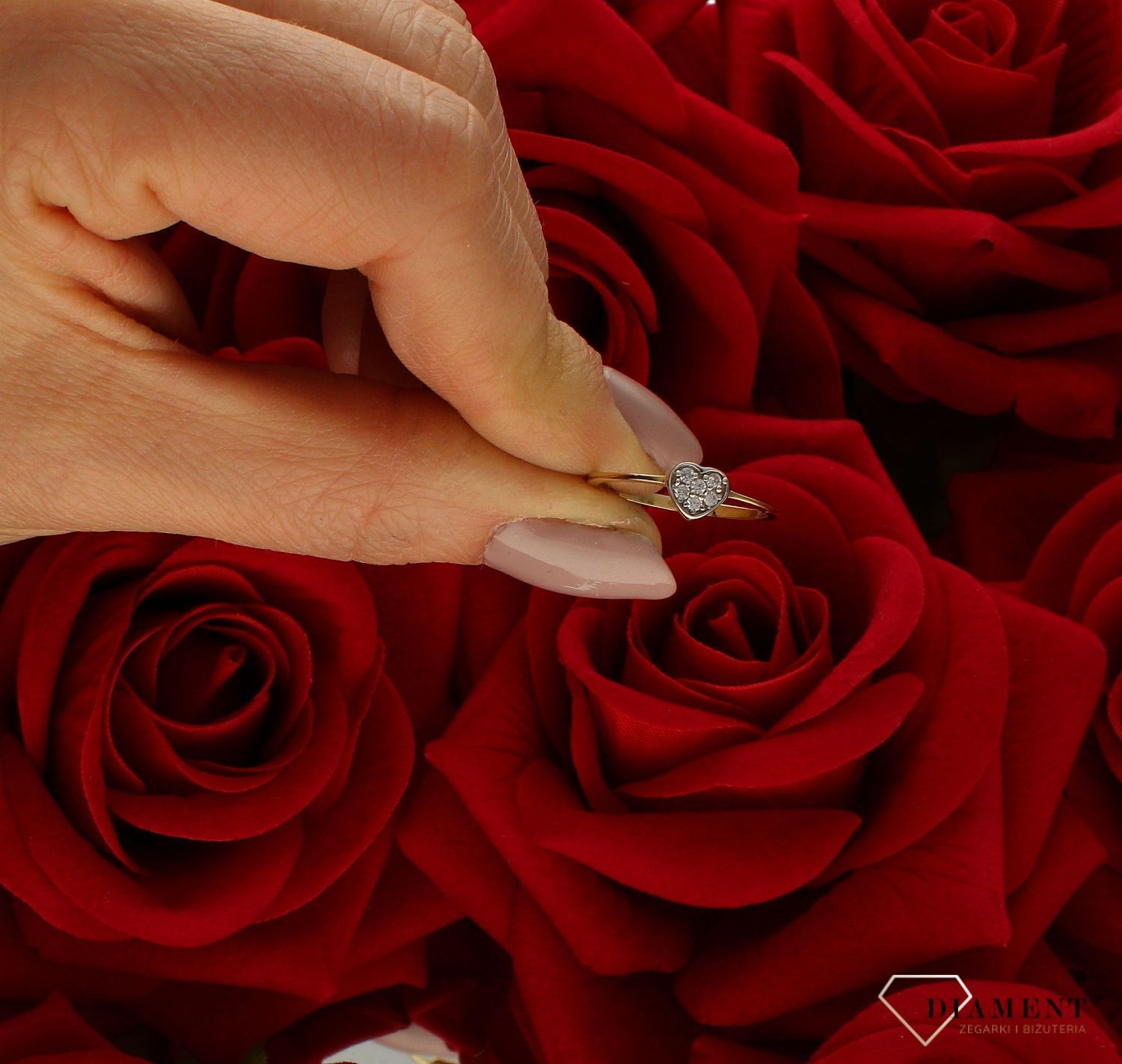 Złoty pierścionek 585 zaręczynowy wzór serduszko rozmiar 11 DIA-PRS-9249-585 to złoty damski pierścionek wykonany z wysokiej próby złota 585. Idealne serduszko wysadzone białymi cyrkoniami we wzorze zaręczynowym nadają pierś (3).jpg