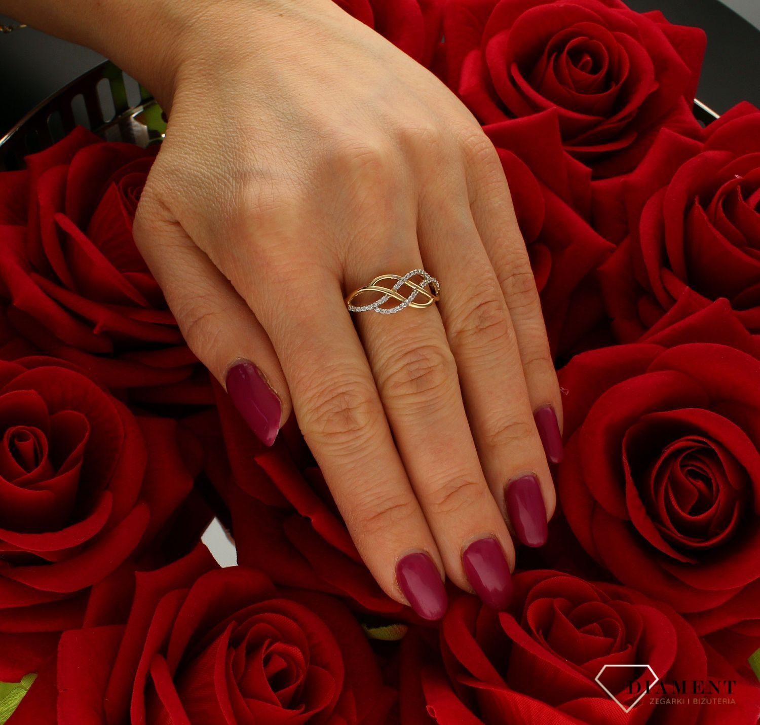 Złoty pierścionek damski Koronka królowej rozmiar 26 próba 585 DIA-PRS-9251-585 to nowoczesny złoty pierścionek z cyrkoniami i złotymi elementami. Złoty pierścionek w nietypowej odsłonie świetnie się sprawdzi na prezent z ok (4).jpg